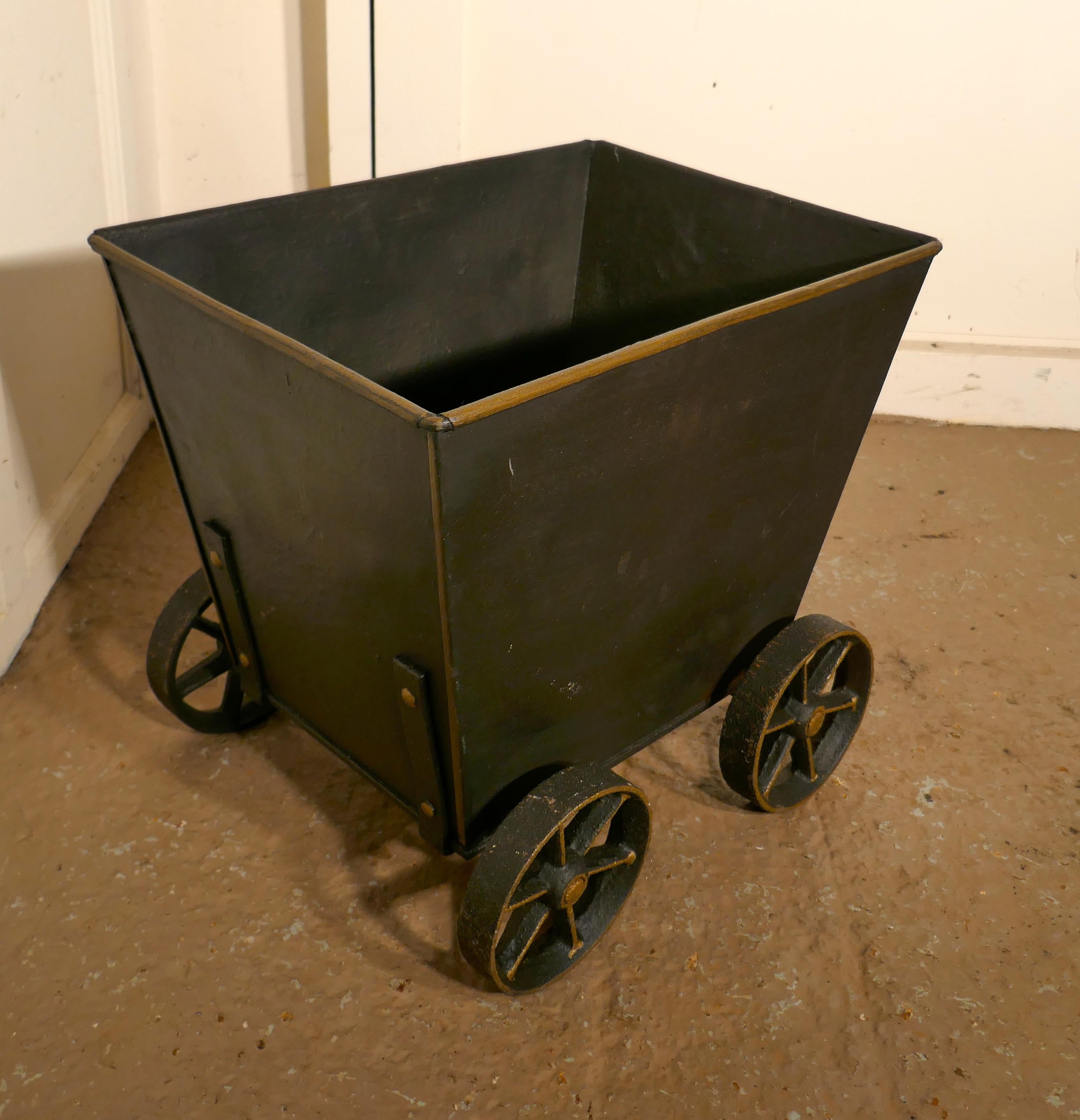 Chariot à charbon fabriqué par un petit forgeron, scuttle à charbon    en vente 2