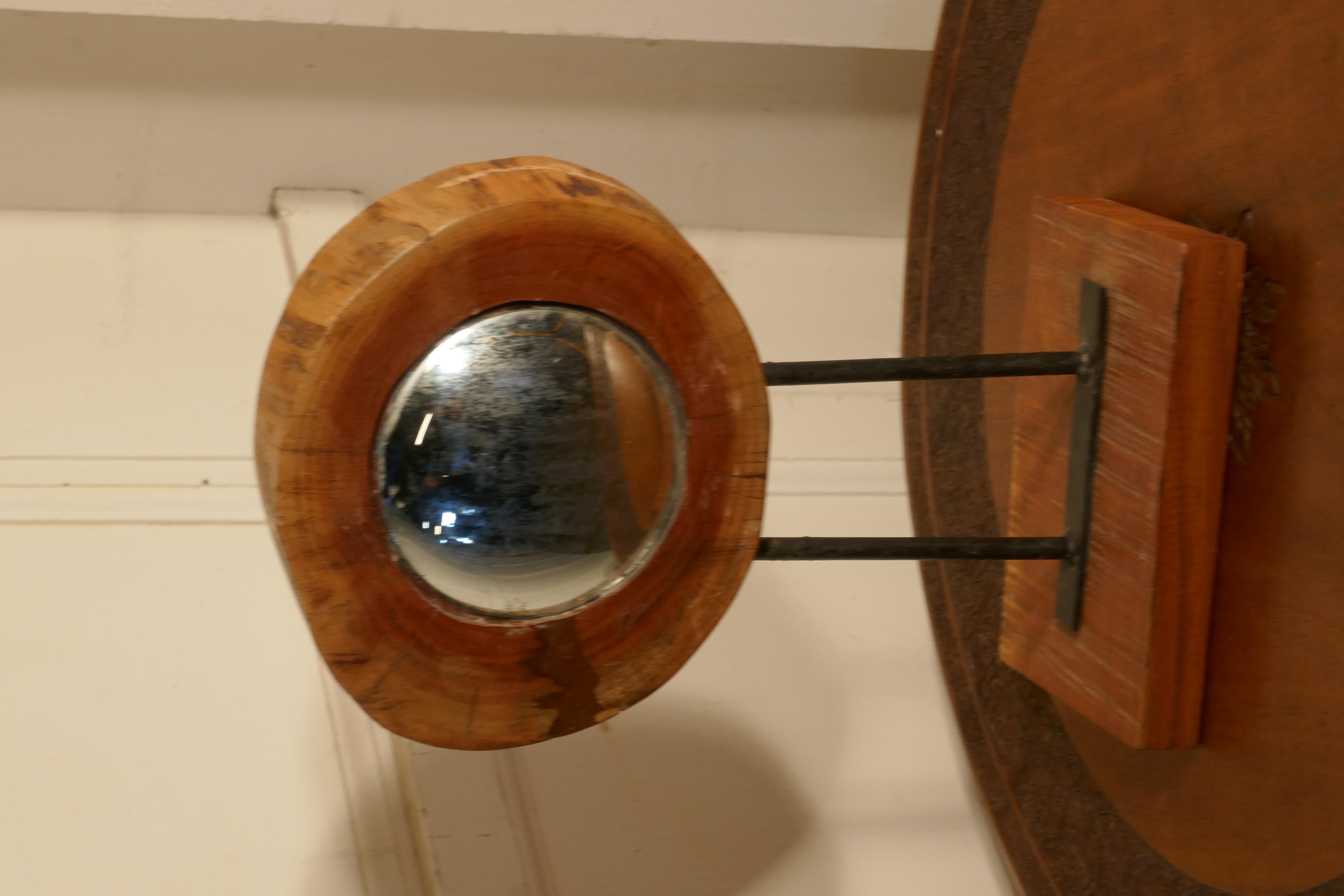 Toller kleiner konvexer Spiegel aus natürlichem Eibenholz Folk Art, 

Ein charmantes Stück, das konvexe Spiegel ist in einem Stück Eibenholz in der Quermaserung geschnitten und auf einem anderen Stück Eibe mit 2 Eisenstangen montiert gesetzt
Ein