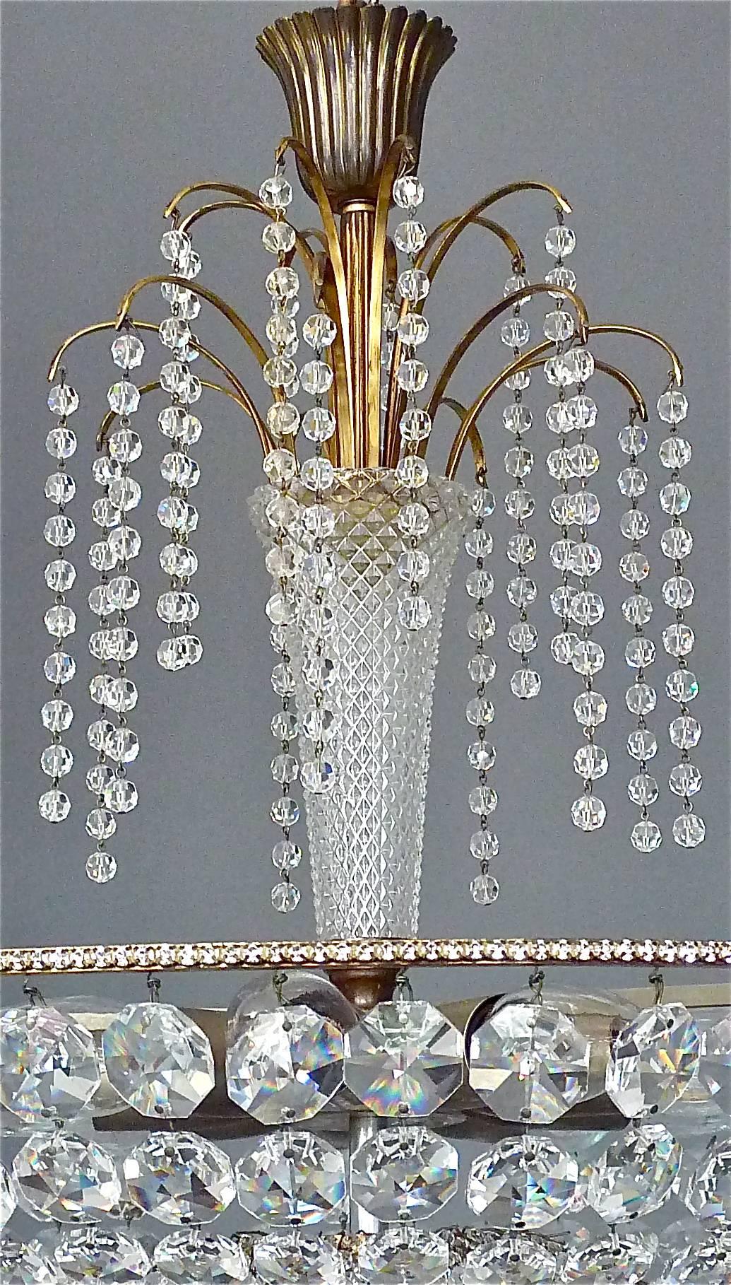 Grand lustre cascade Lobmeyr en cascade en verre cristal facetté et laiton, 1955   en vente 6