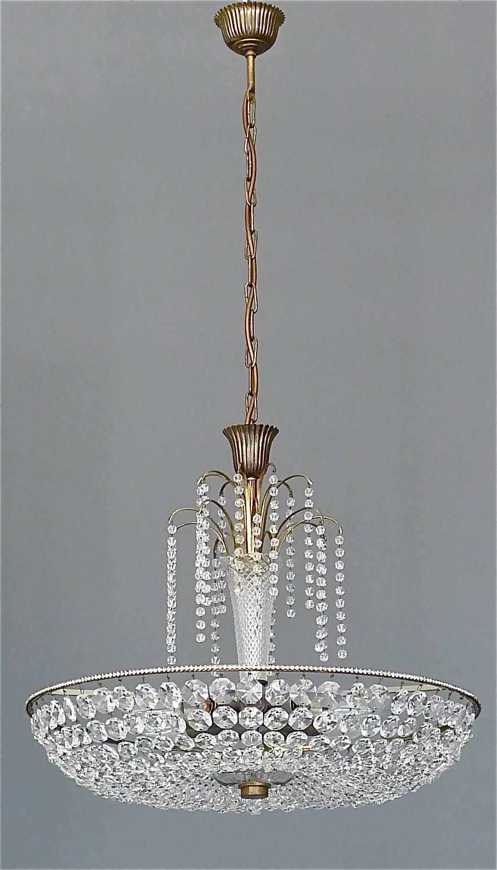 Grand lustre Lobmeyr à cascade en cristal facetté, laiton, 1955.

  