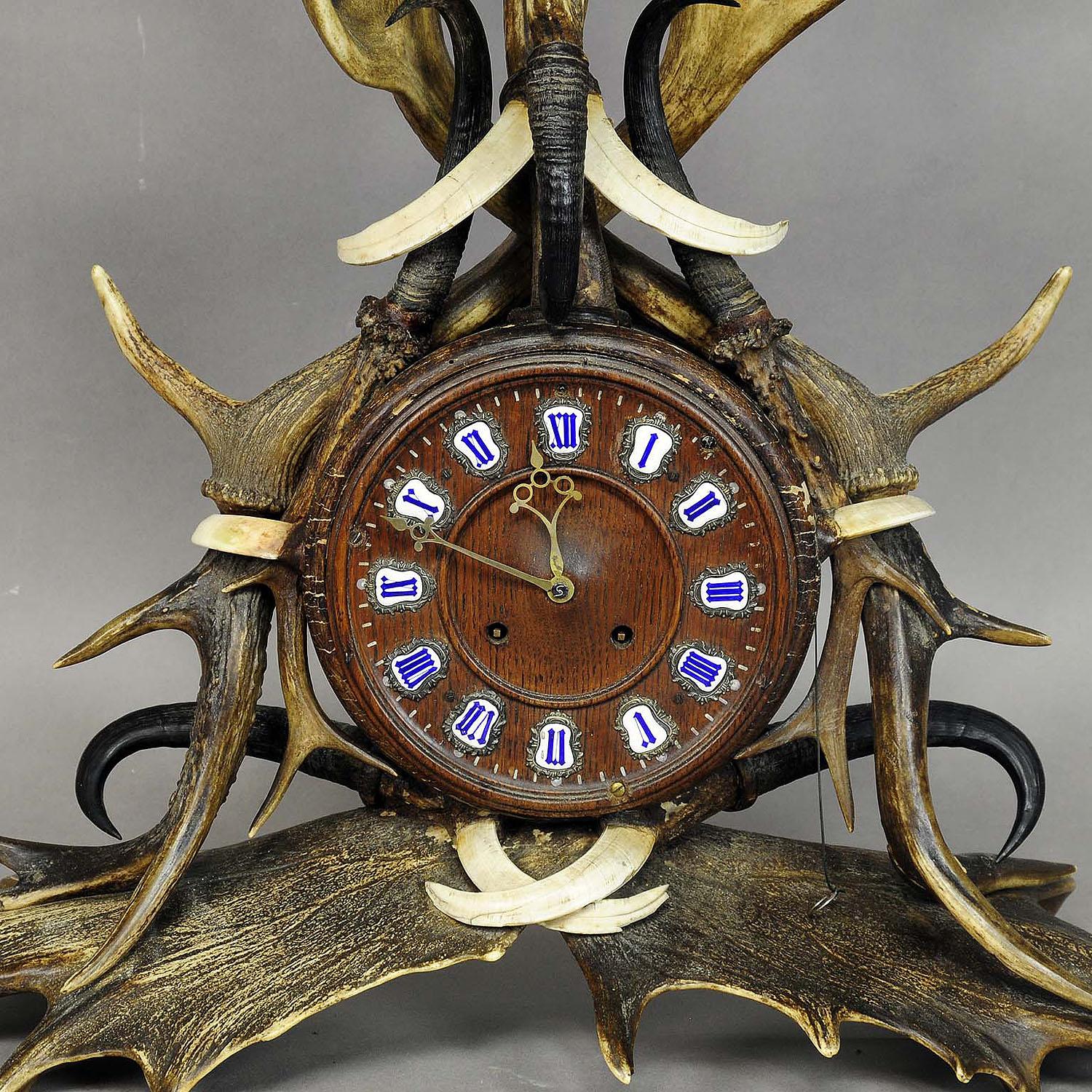 Forêt-Noire Horloge de cheminée en bois de cerf style Great Lodge 1900 en vente