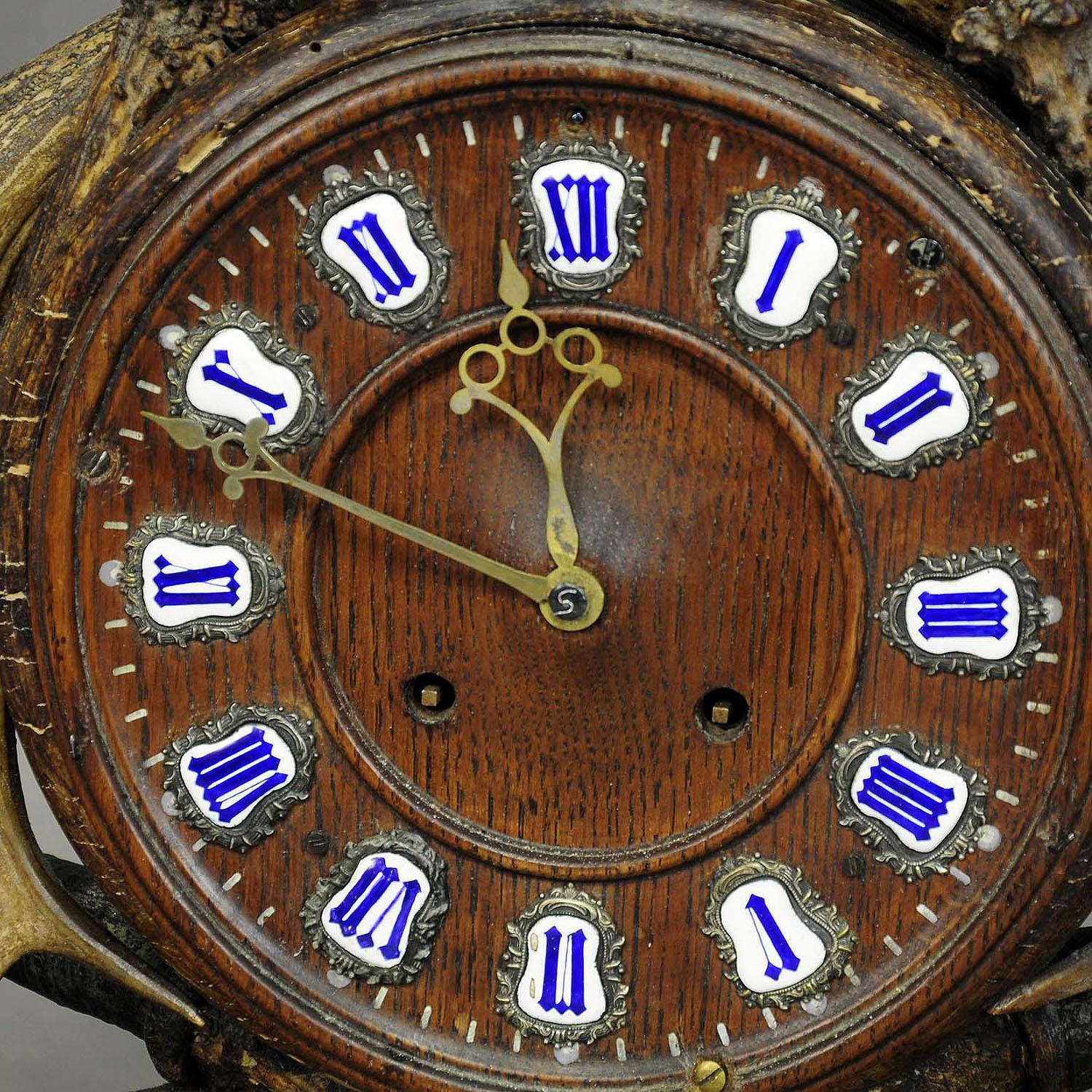 Great Lodge Style Antler Mantel Uhr 1900 (Geschnitzt) im Angebot