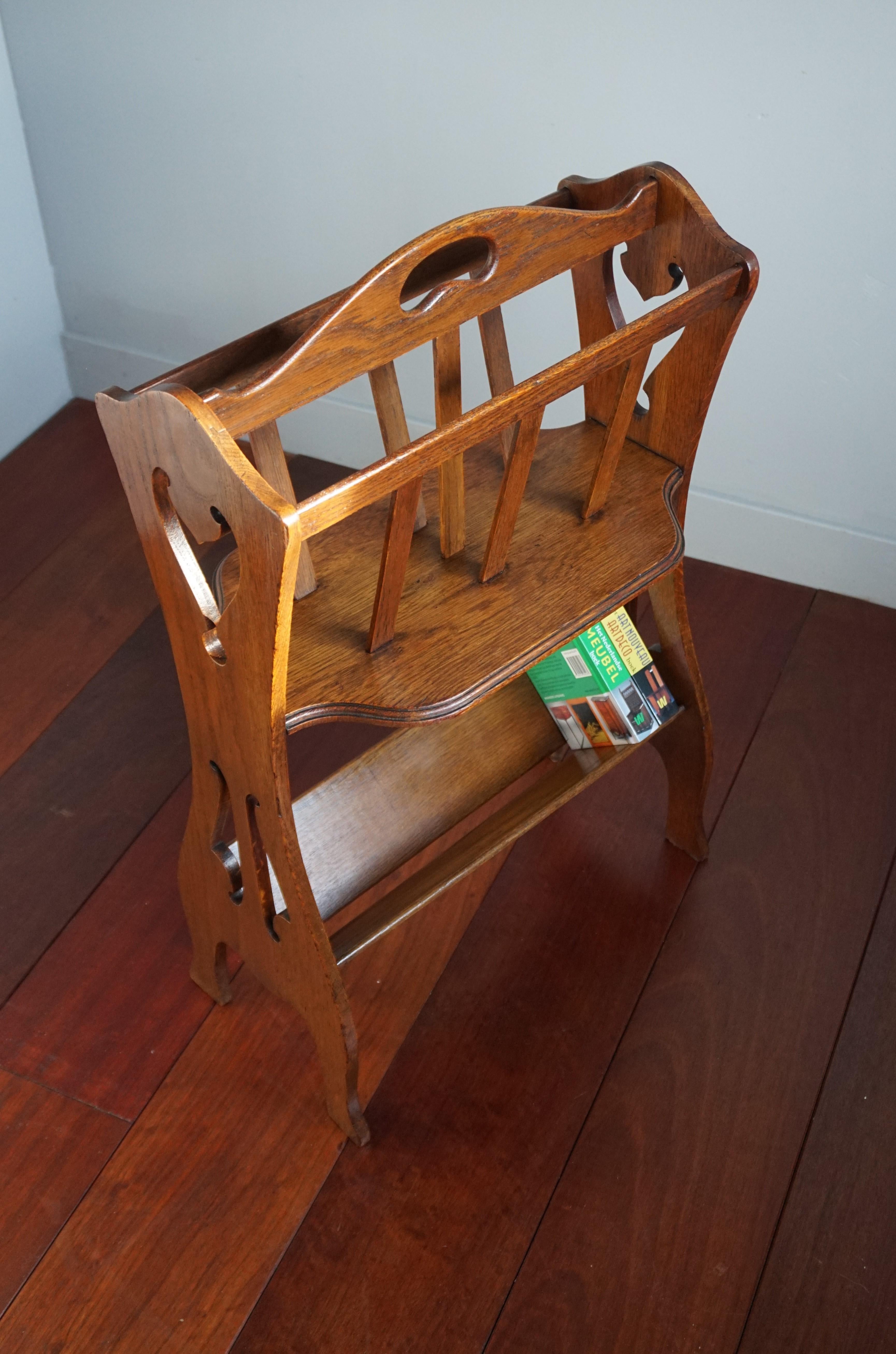 Great Looking 1910s Arts and Crafts Bookcase / Book Trough and Magazine Stand Excellent état à Lisse, NL