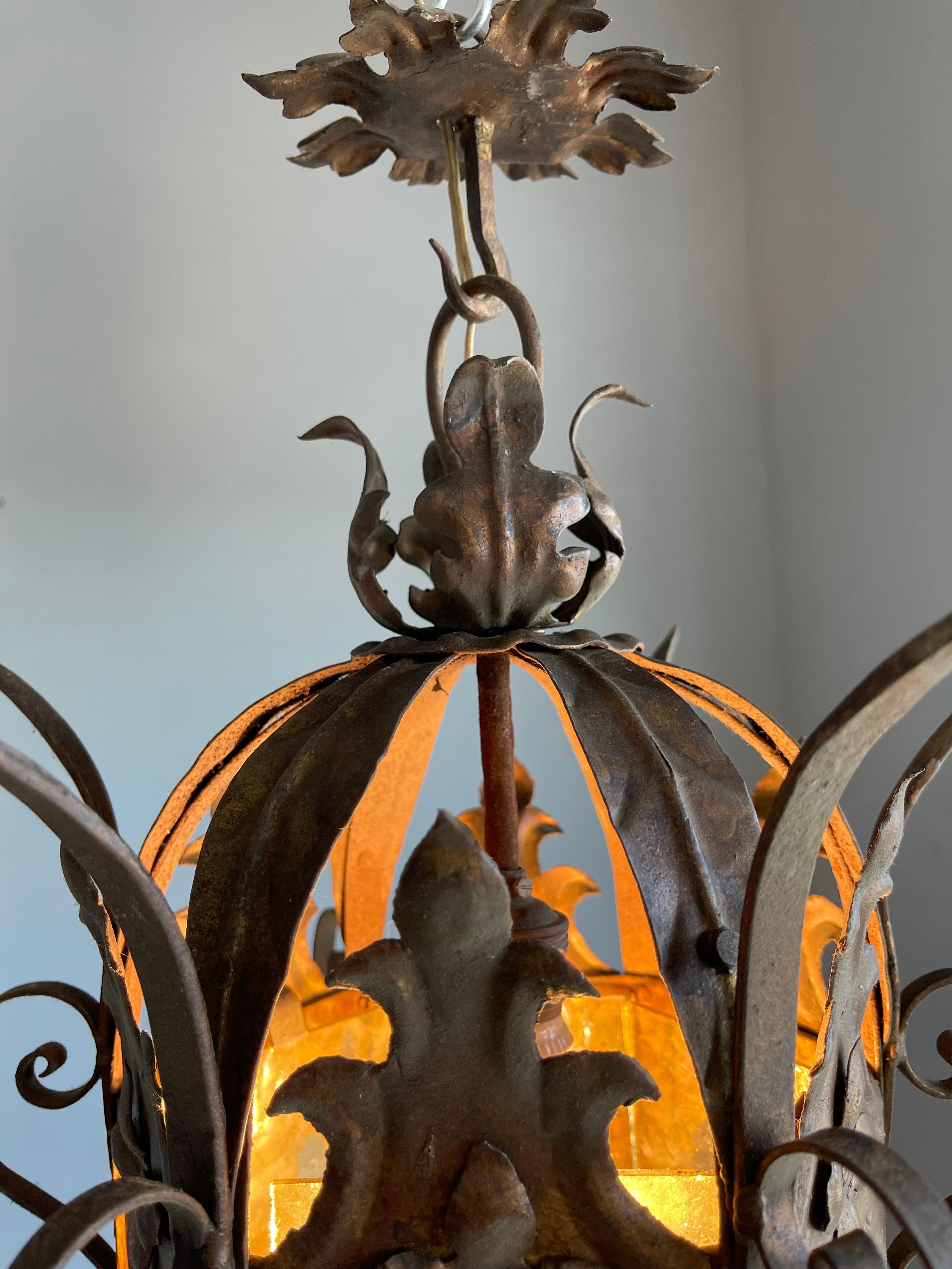 Grande lampe à suspension/lanterne de style néo-gothique en fer forgé et verre cathédrale en vente 3