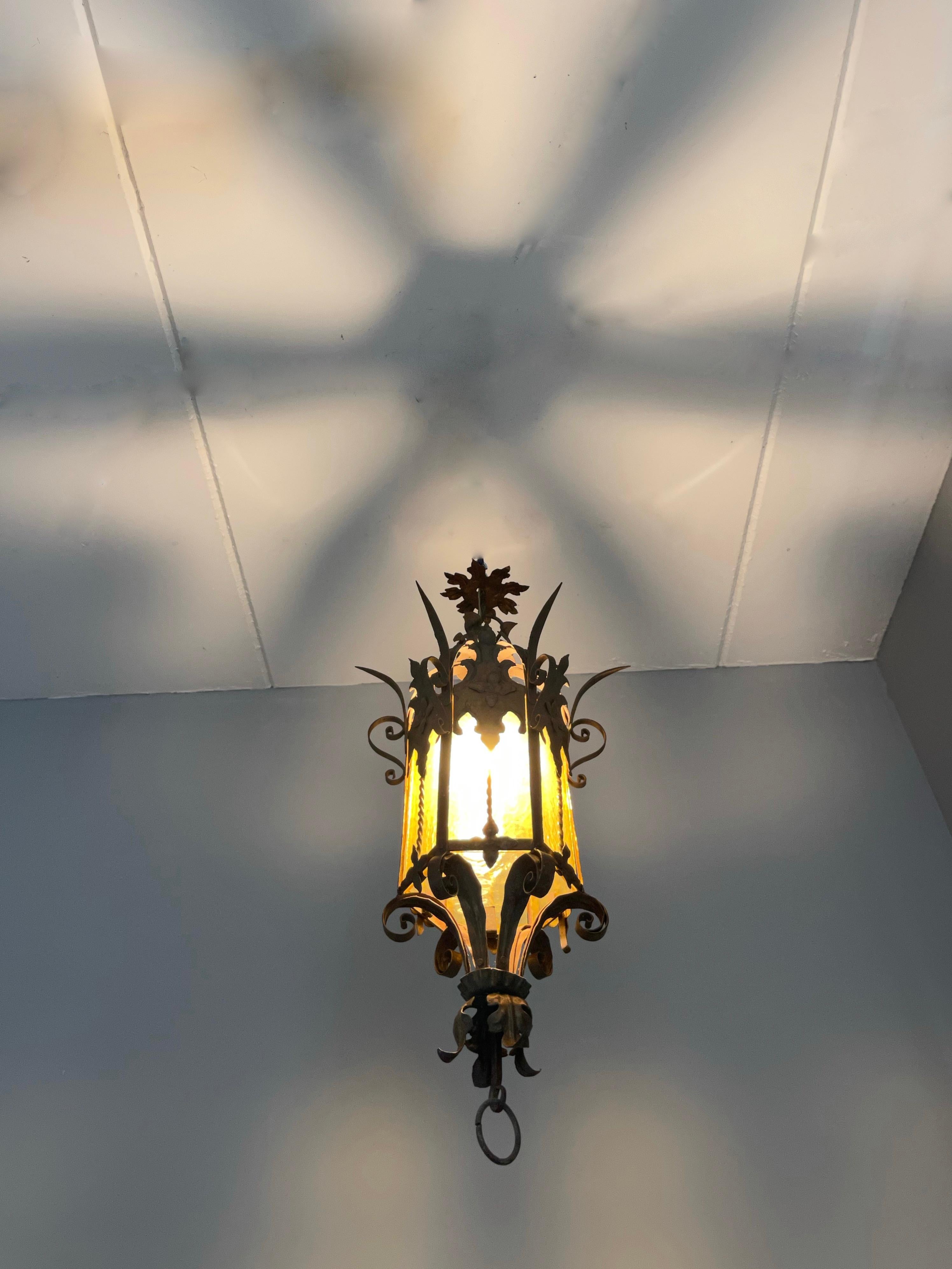 Néo-gothique Grande lampe à suspension/lanterne de style néo-gothique en fer forgé et verre cathédrale en vente