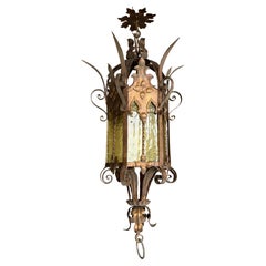 Grande lampe à suspension/lanterne de style néo-gothique en fer forgé et verre cathédrale