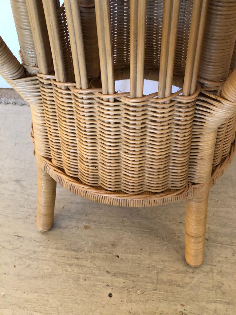 Great Looking Pair of Round Wicker End Tables For Sale at 1stDibs