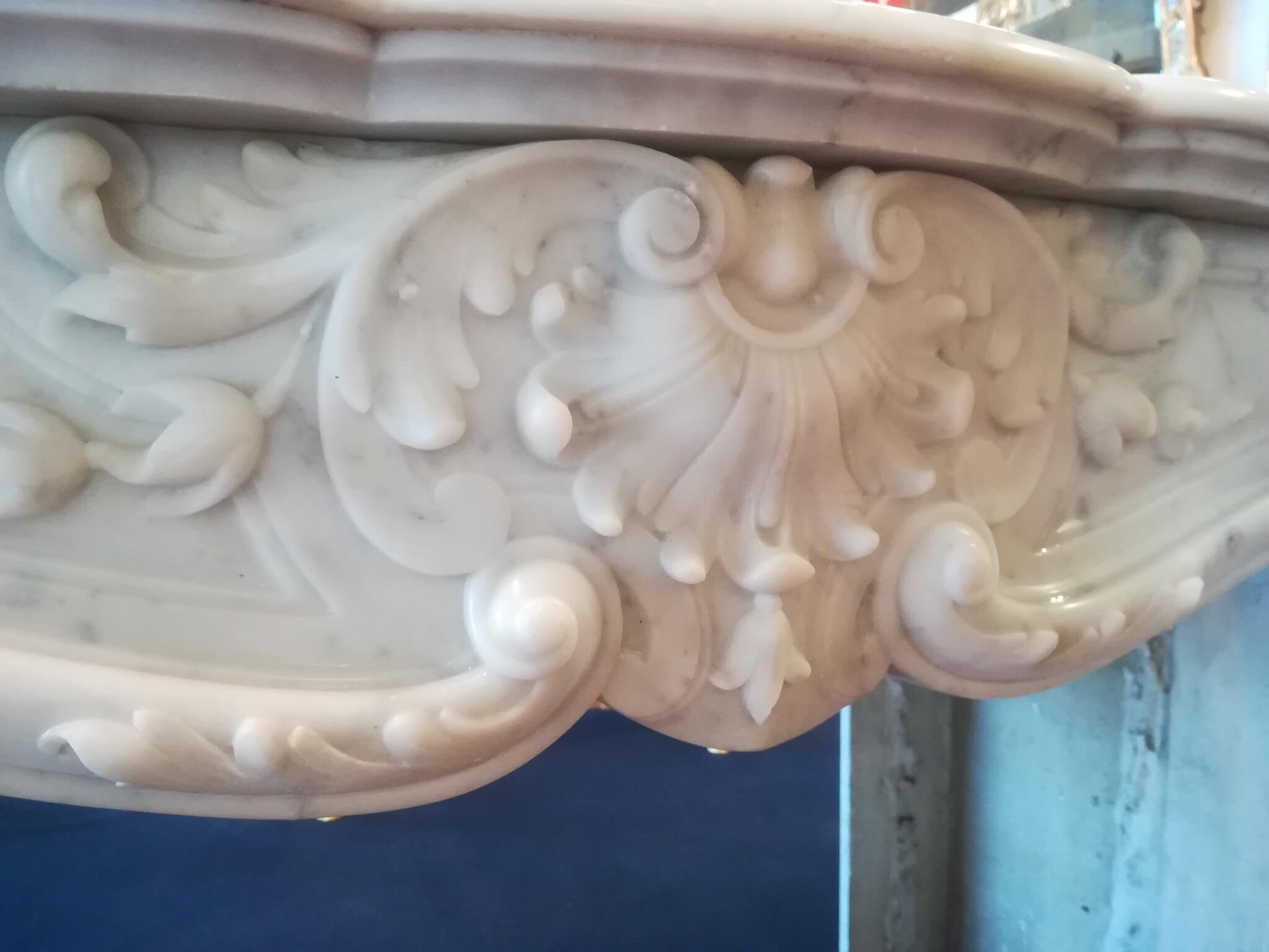Louis XV style, 19th century,
Great fireplace mantel made in white Carrara marble.
Decor of richly decorated shells.

Dimensions of the fireplace hearth: Width 93 cm / height 88 cm.

   