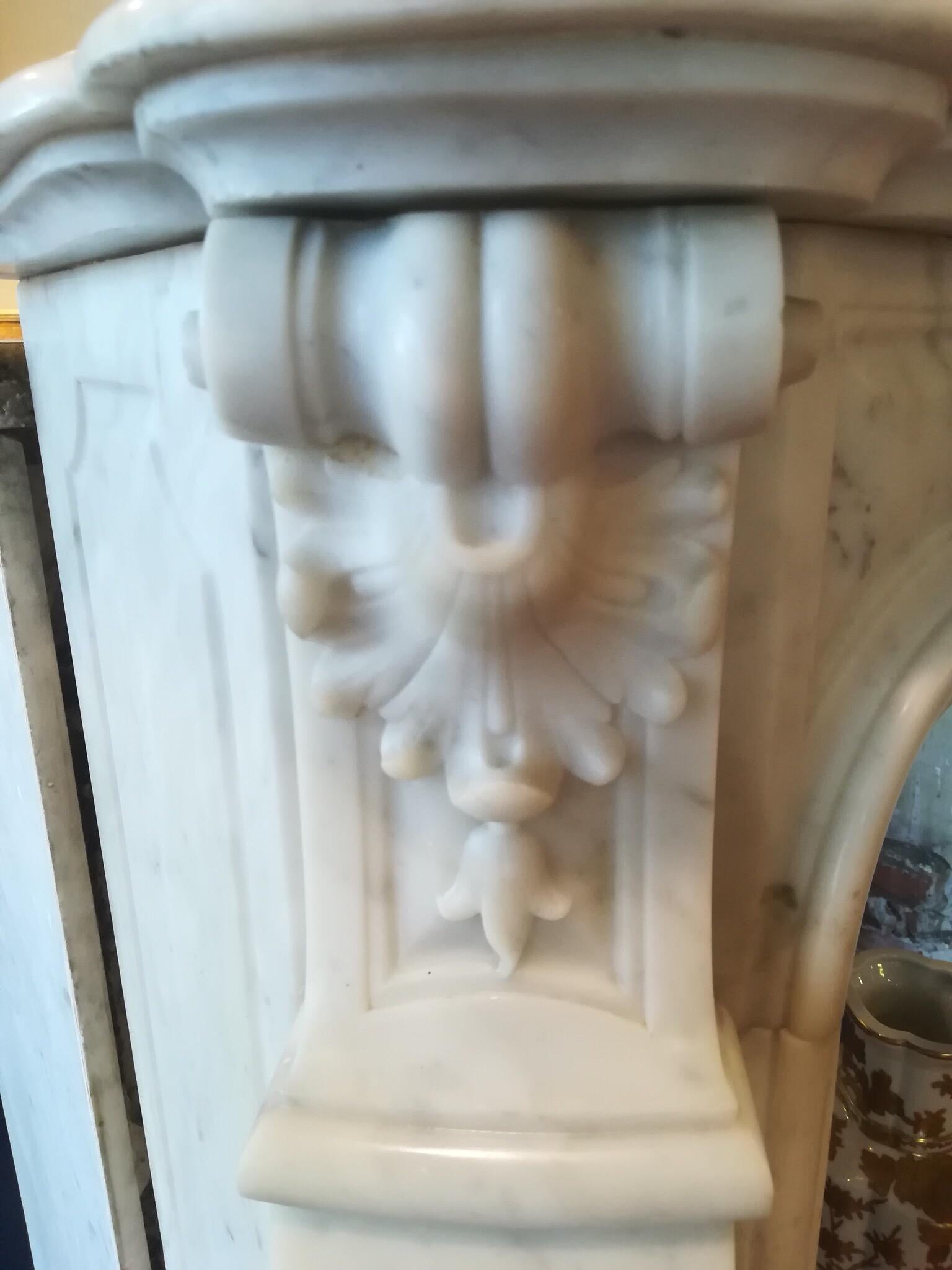 Great Louis XV Style White Carrara Marble Fireplace Mantel, 19th Century In Good Condition For Sale In Paris, FR