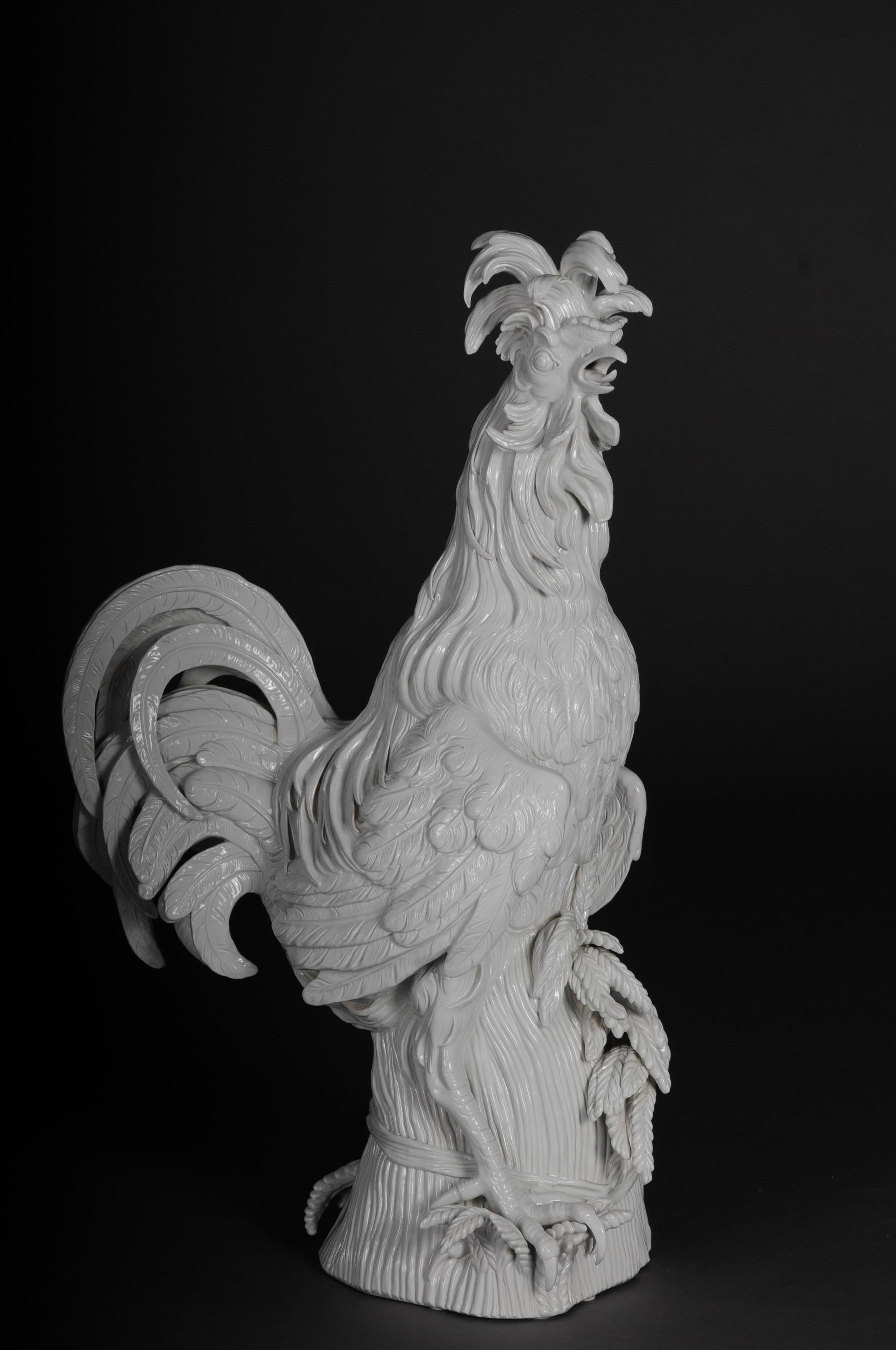 Gran Gallo/Rooster Paduano de Meissen J.J. Kaendler 1ª elección, 77 cm.
Gallo paduano de Meissen a tamaño natural, diseño Kaendler. Porcelana, blanca. Gallo cantando sobre un montón de orejas. Altura 77 cm.
Marca de espada en azul bajo