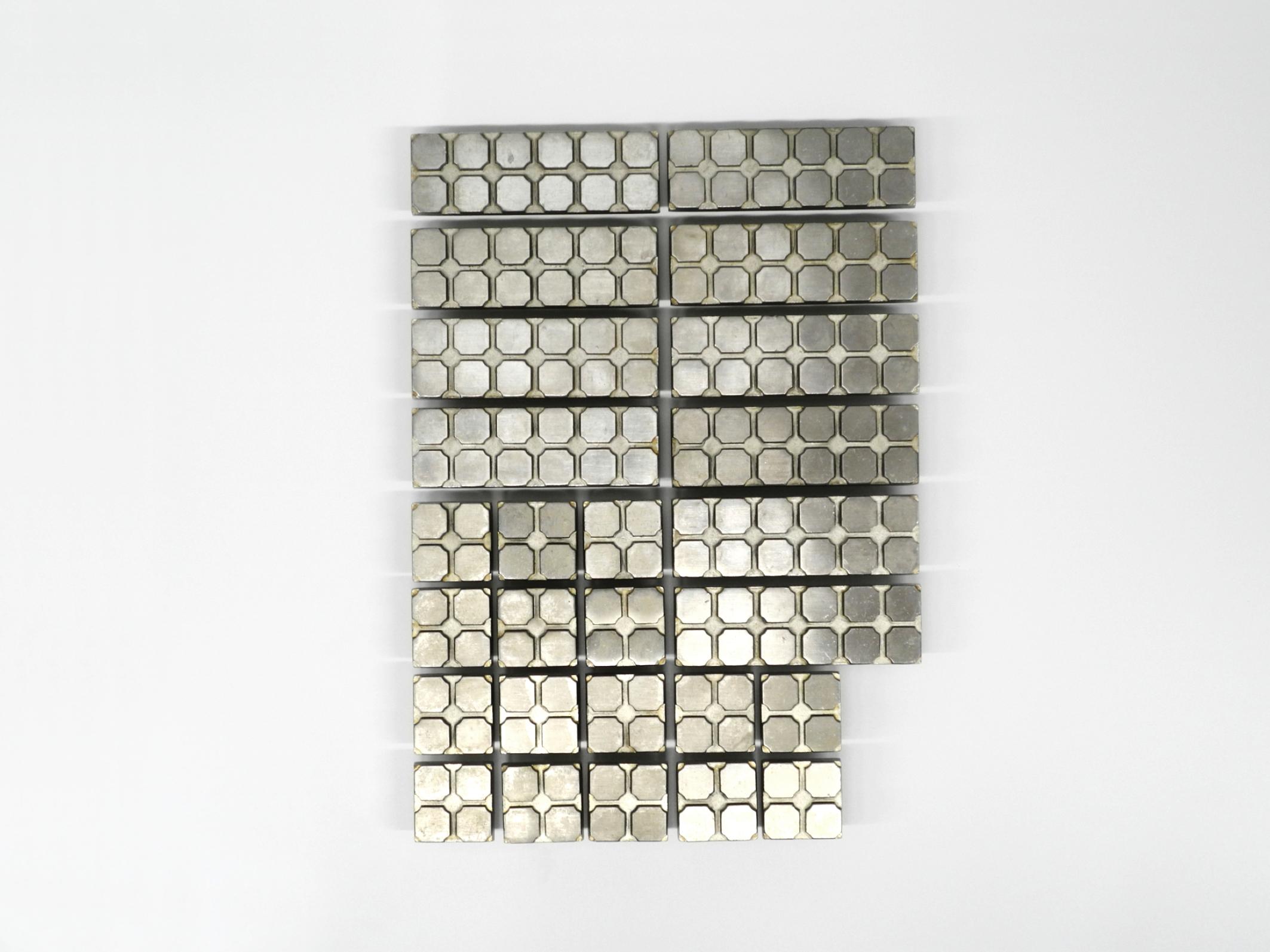 Fantastiques poignées de porte d'armoire en aluminium moulé du milieu du siècle dernier.
Fabriqué dans les années 1960 en aluminium moulé massif.
Deux tailles. 26 pièces au total.
Avec les vis d'origine.
Etat intact et propre avec de légères traces