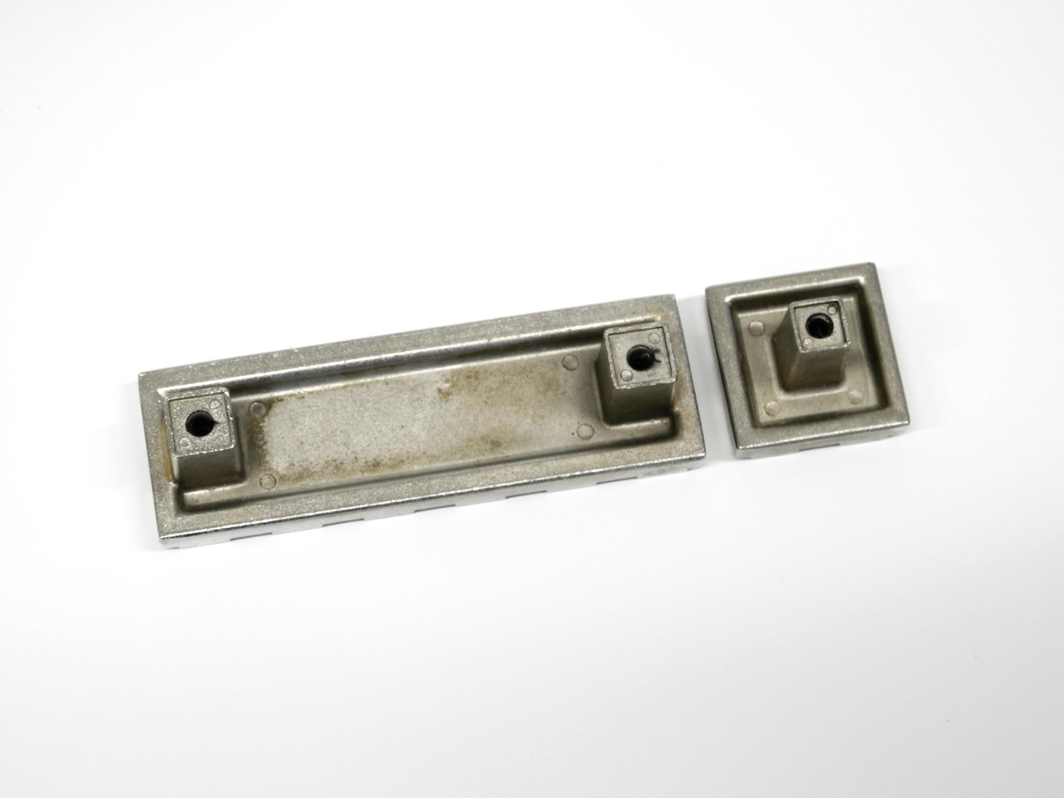 Grandes poignées de porte d'armoire en fonte d'aluminium du milieu des années 1960 de l'A Space - 26 pièces en vente 2