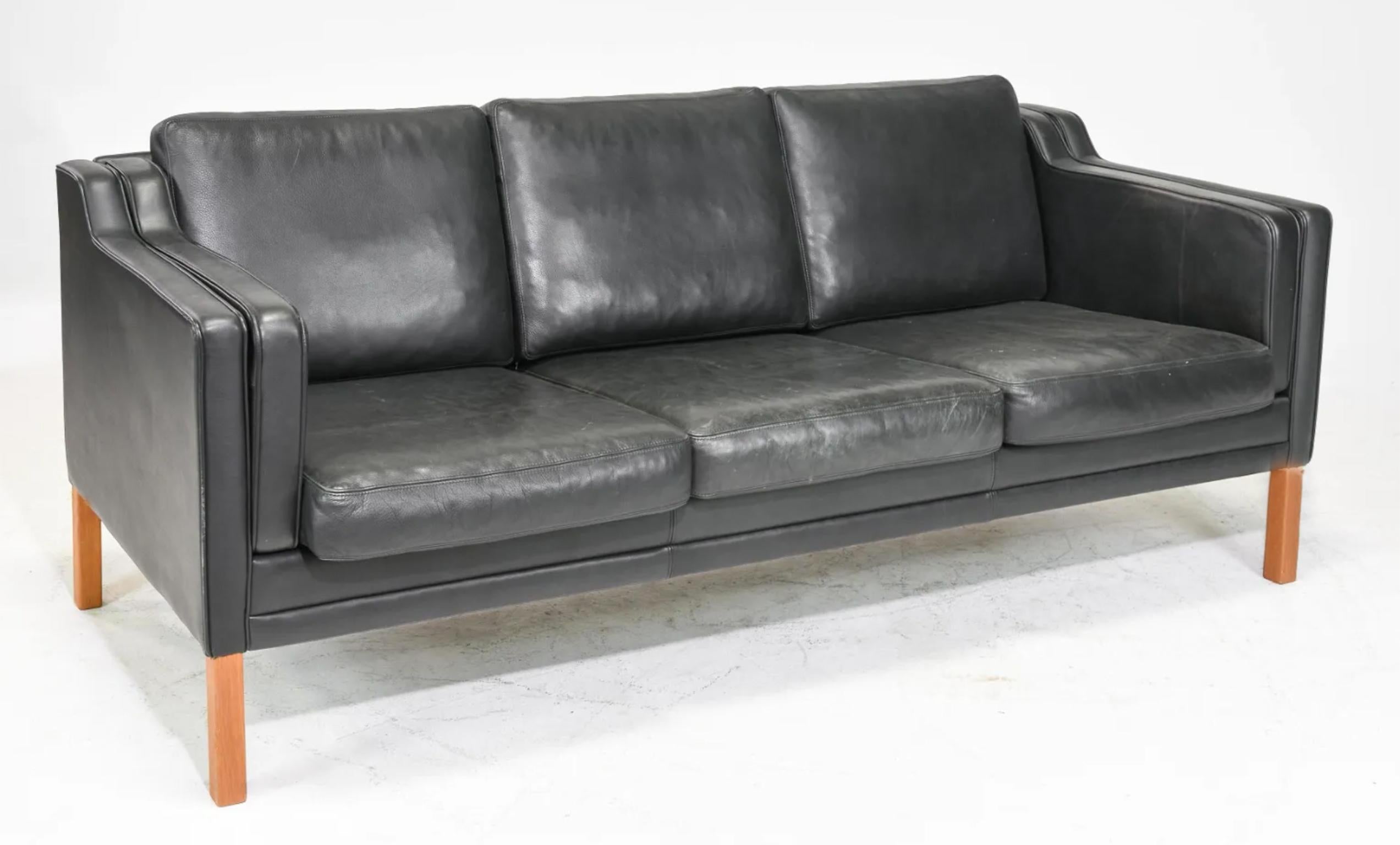 Große Mitte des Jahrhunderts dänischen modernen Schwarzes Leder 3-Sitz-Sofa mit Holzbeinen. Stil von Børge Mogensen. Schöne schwarze Leder ist weich und zeigt Anzeichen von Gebrauch, aber in schön gebrochen. Tolles Danish Modern Sofa. Guter Vintage