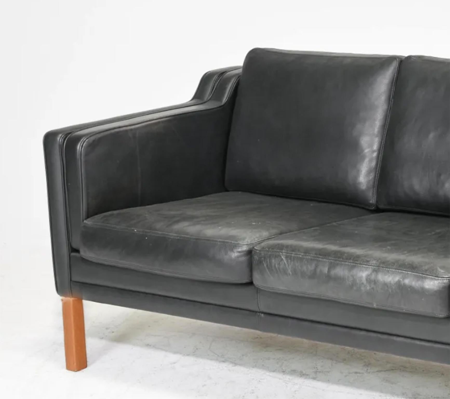 Great Midcentury Danish Modern Beautiful Black Leather 3 Seat Sofa Wood Legs (Moderne der Mitte des Jahrhunderts) im Angebot