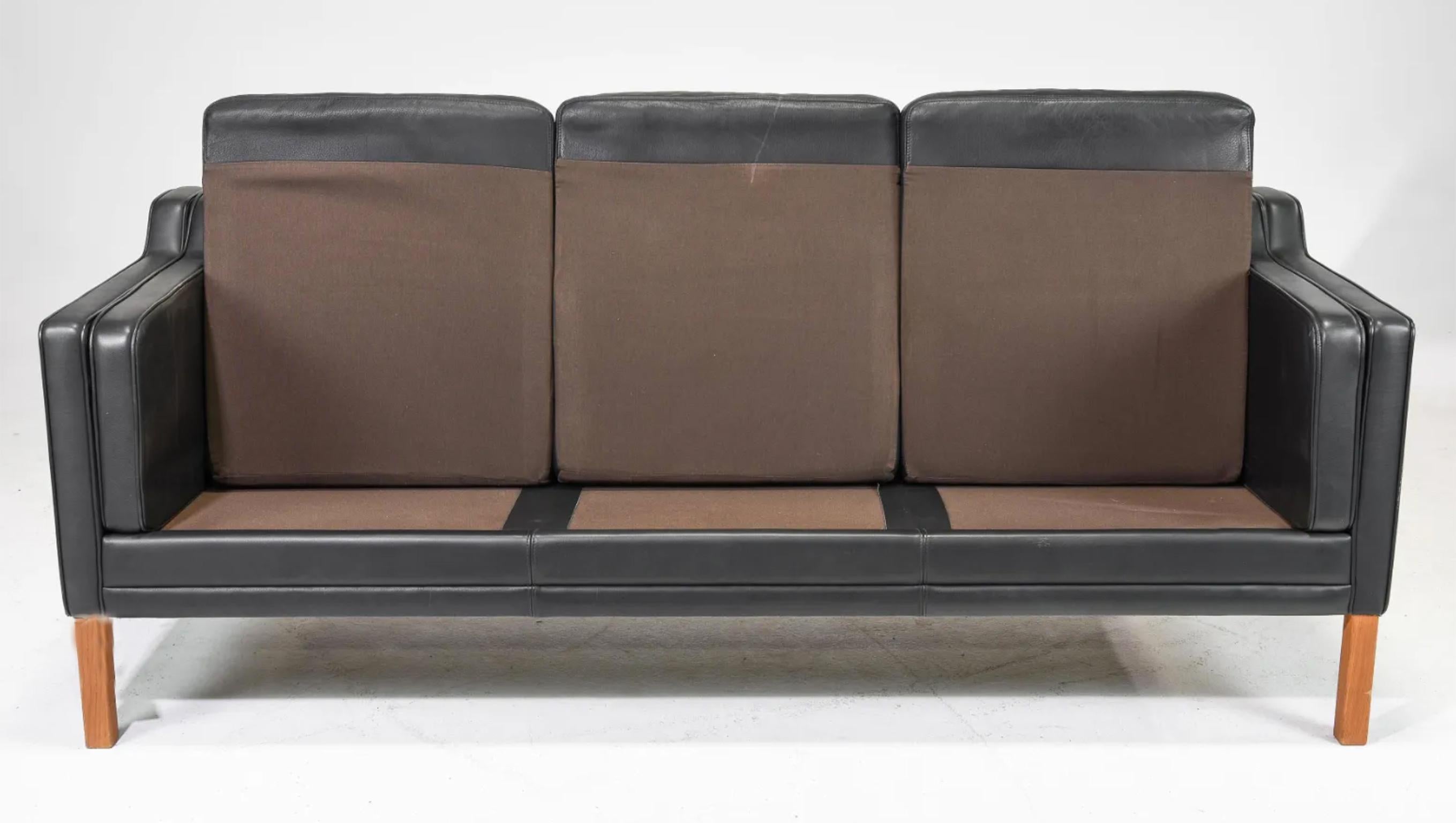 Great Midcentury Danish Modern Beautiful Black Leather 3 Seat Sofa Wood Legs (Holzarbeit) im Angebot