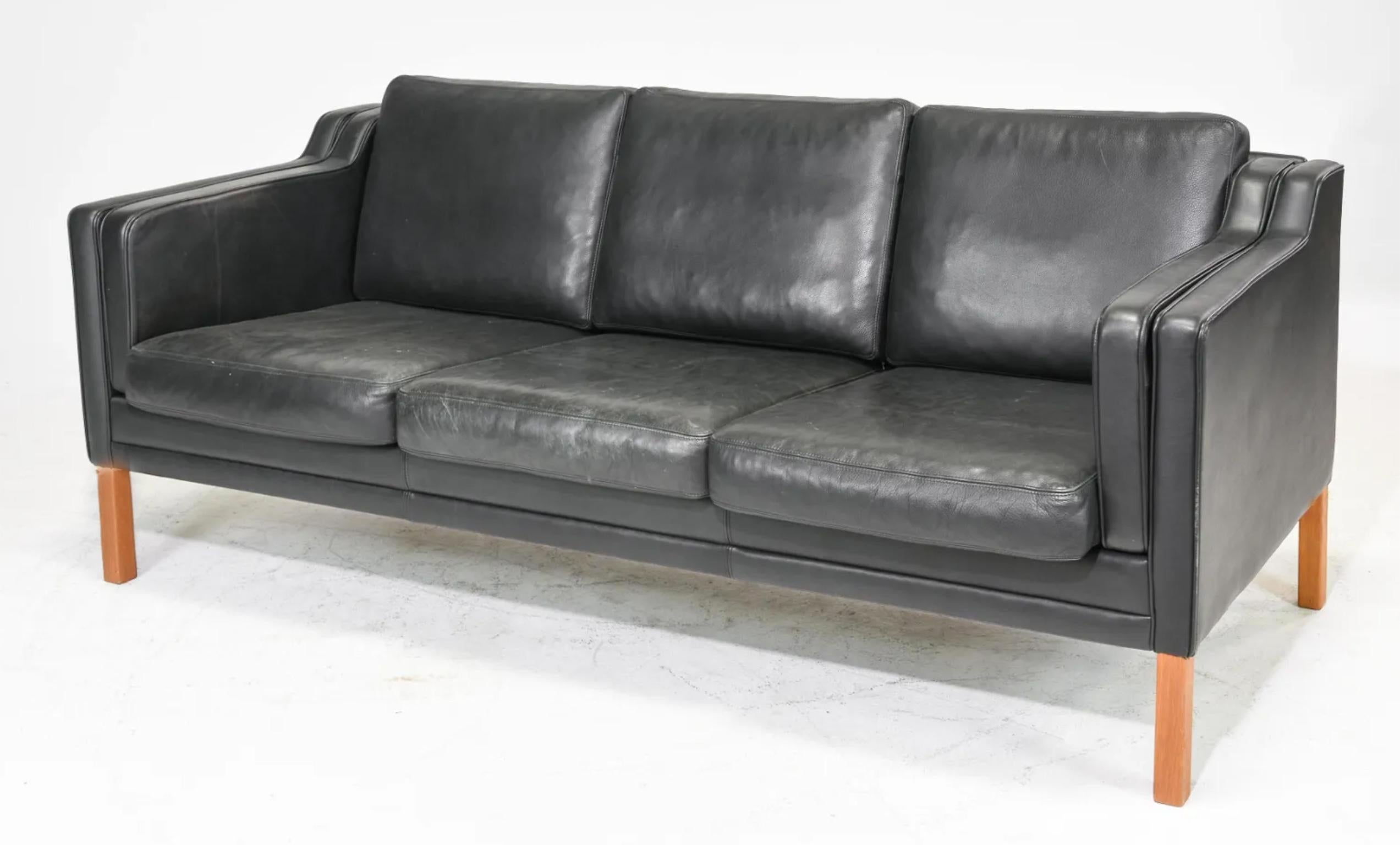 Great Midcentury Danish Modern Beautiful Black Leather 3 Seat Sofa Wood Legs im Zustand „Gut“ im Angebot in BROOKLYN, NY