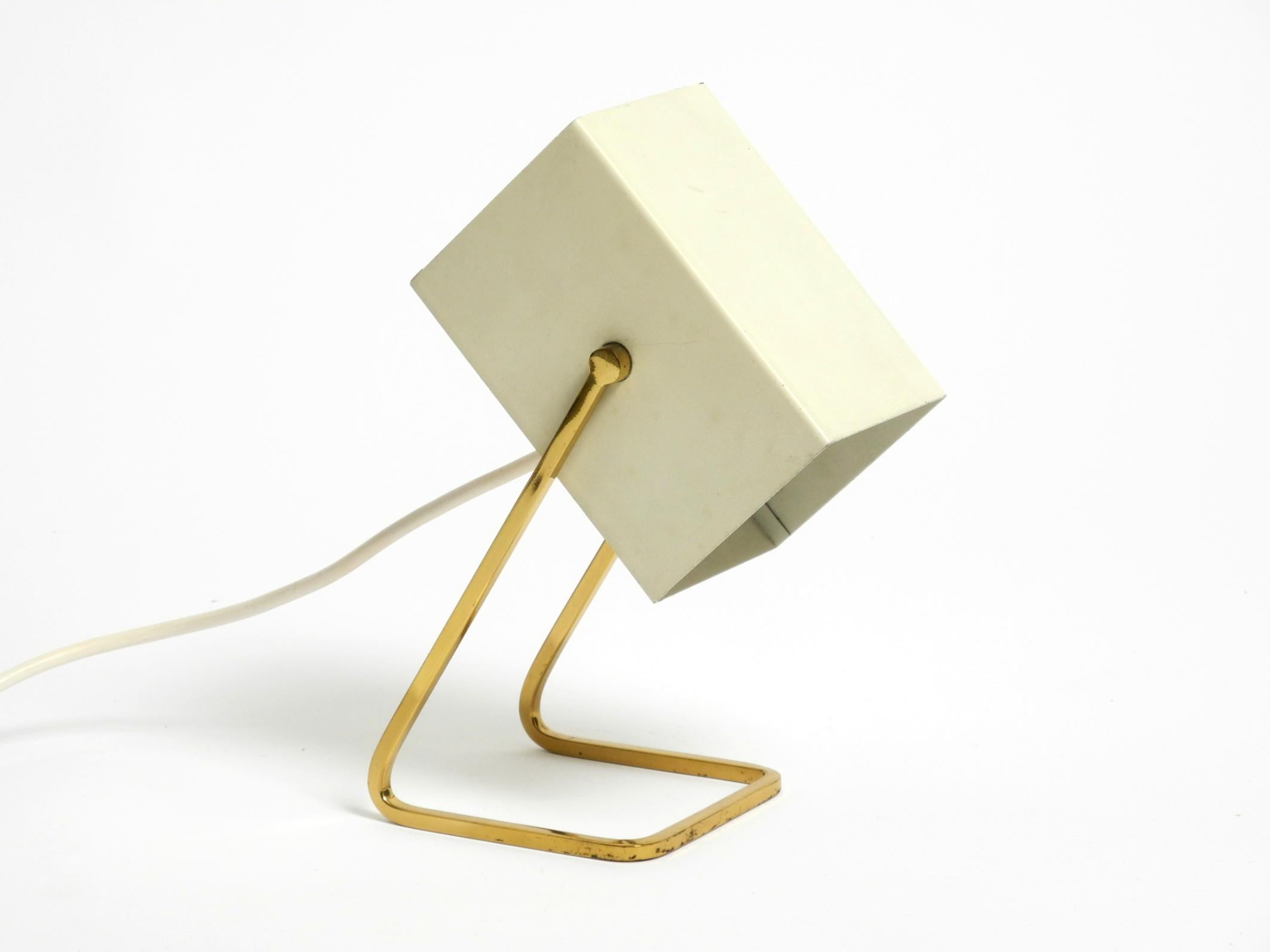 Great Mid Century Modern metal bedside lamp with brass base by Kaiser Leuchten In Good Condition For Sale In München, DE