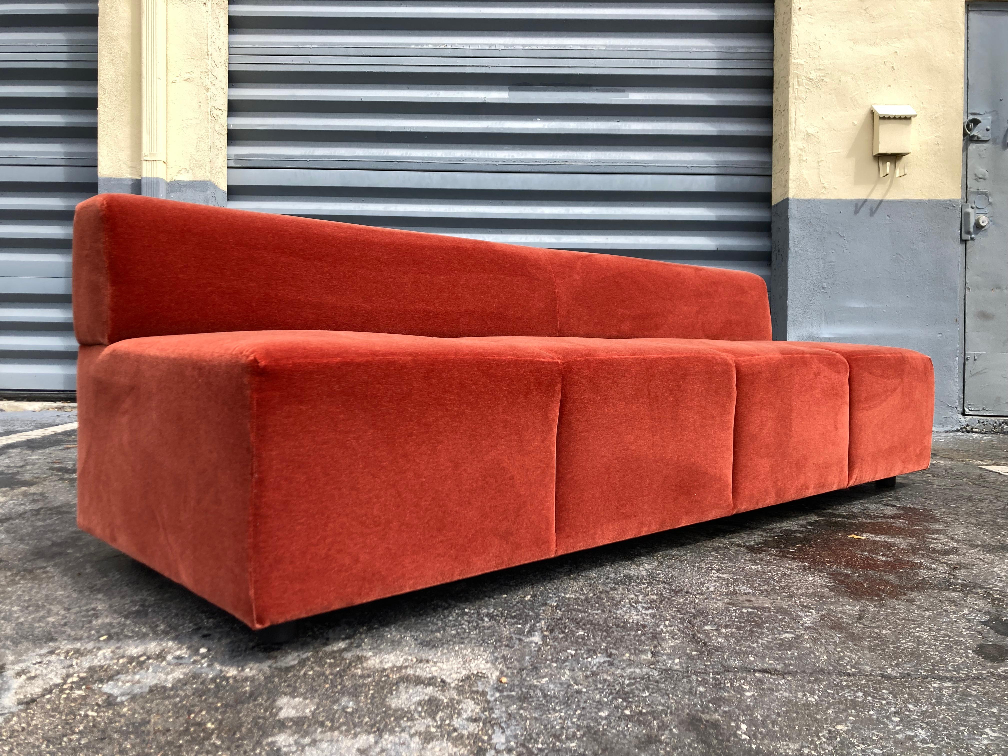 Great Modern Sofa in Burnt Orange Velvet by Steelcase (canapé moderne en velours orange brûlé) en vente 3