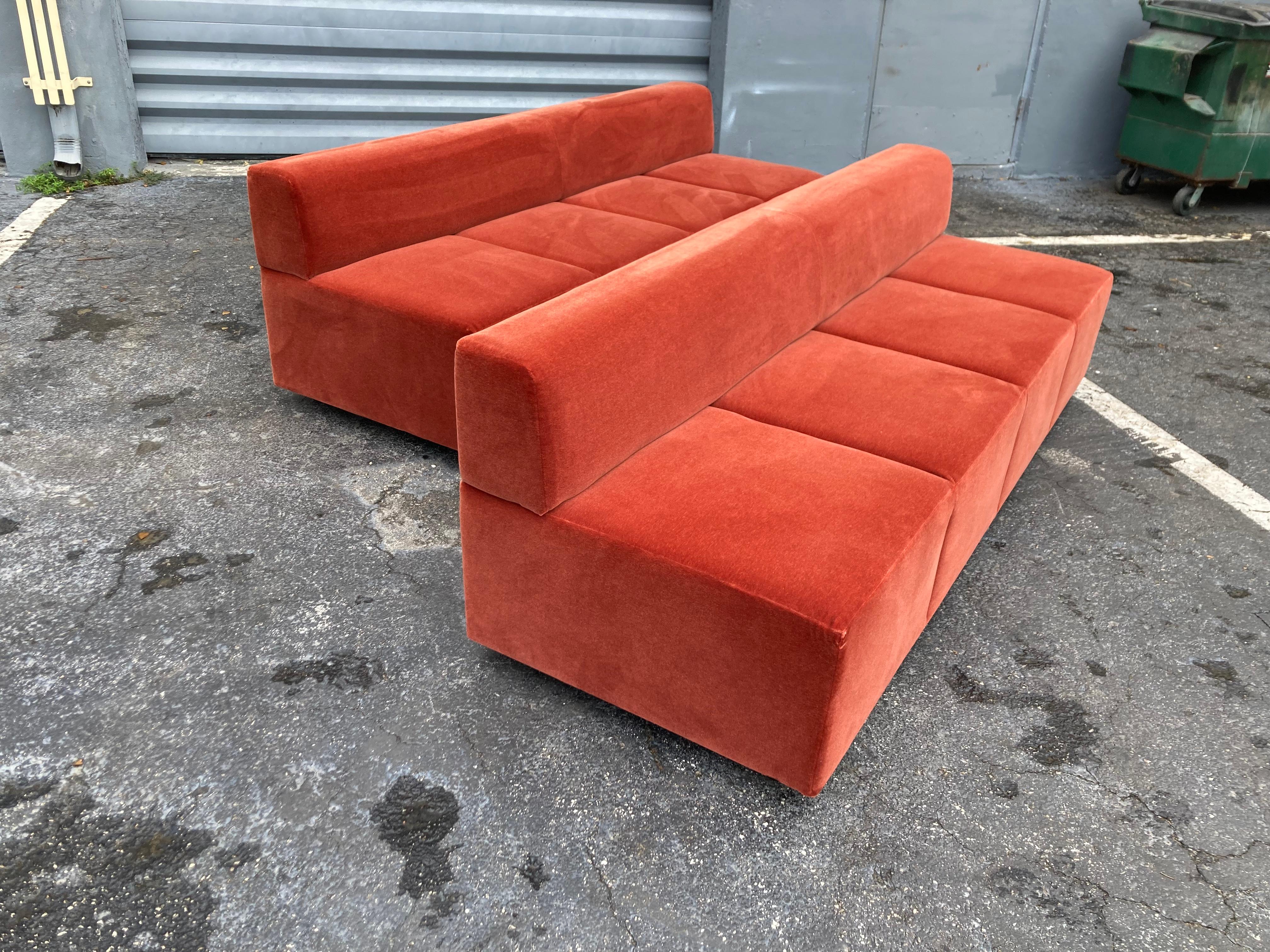 Great Modern Sofa in Burnt Orange Velvet by Steelcase (canapé moderne en velours orange brûlé) en vente 4