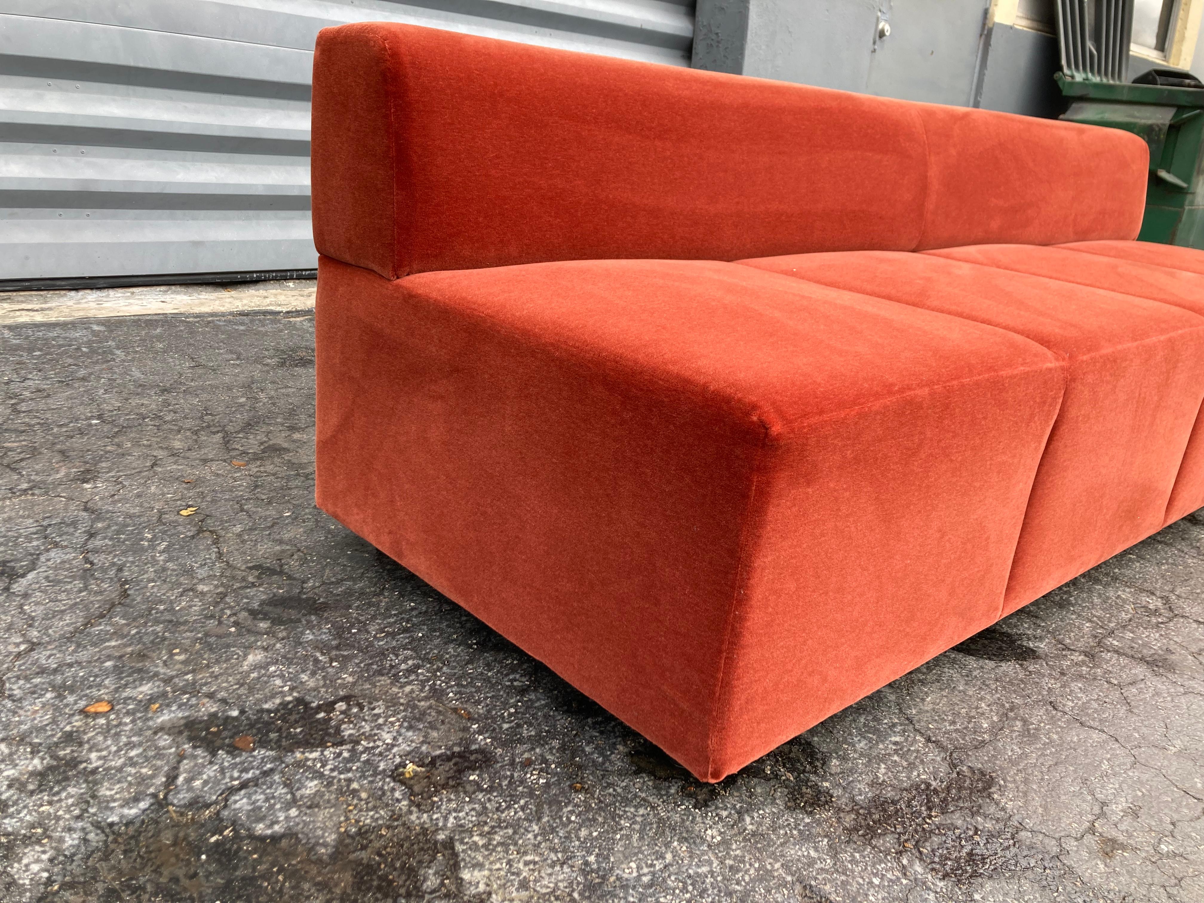 Great Modern Sofa in Burnt Orange Velvet by Steelcase (canapé moderne en velours orange brûlé) en vente 5