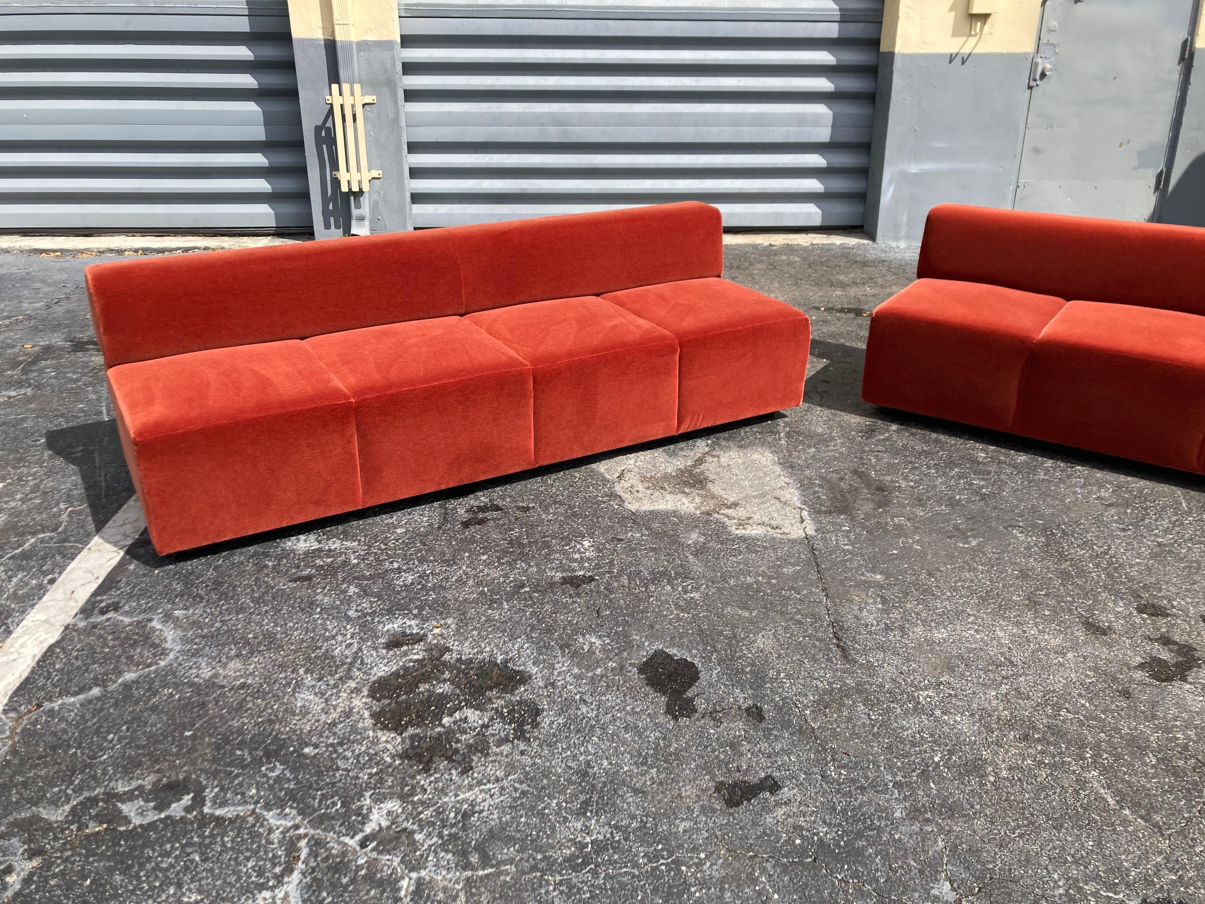 Great Modern Sofa in Burnt Orange Velvet by Steelcase (canapé moderne en velours orange brûlé) en vente 6