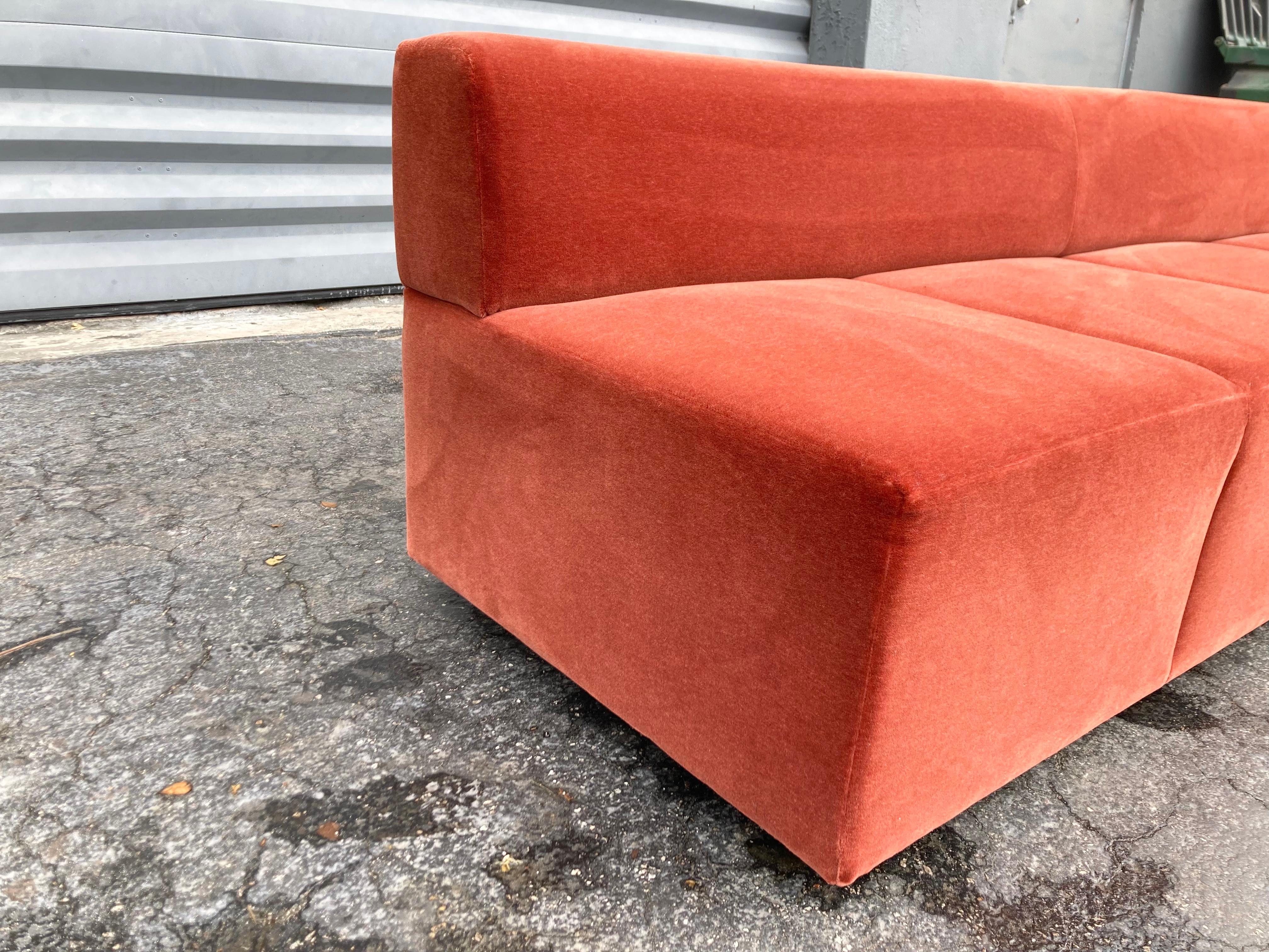 Great Modern Sofa in Burnt Orange Velvet by Steelcase (canapé moderne en velours orange brûlé) en vente 7