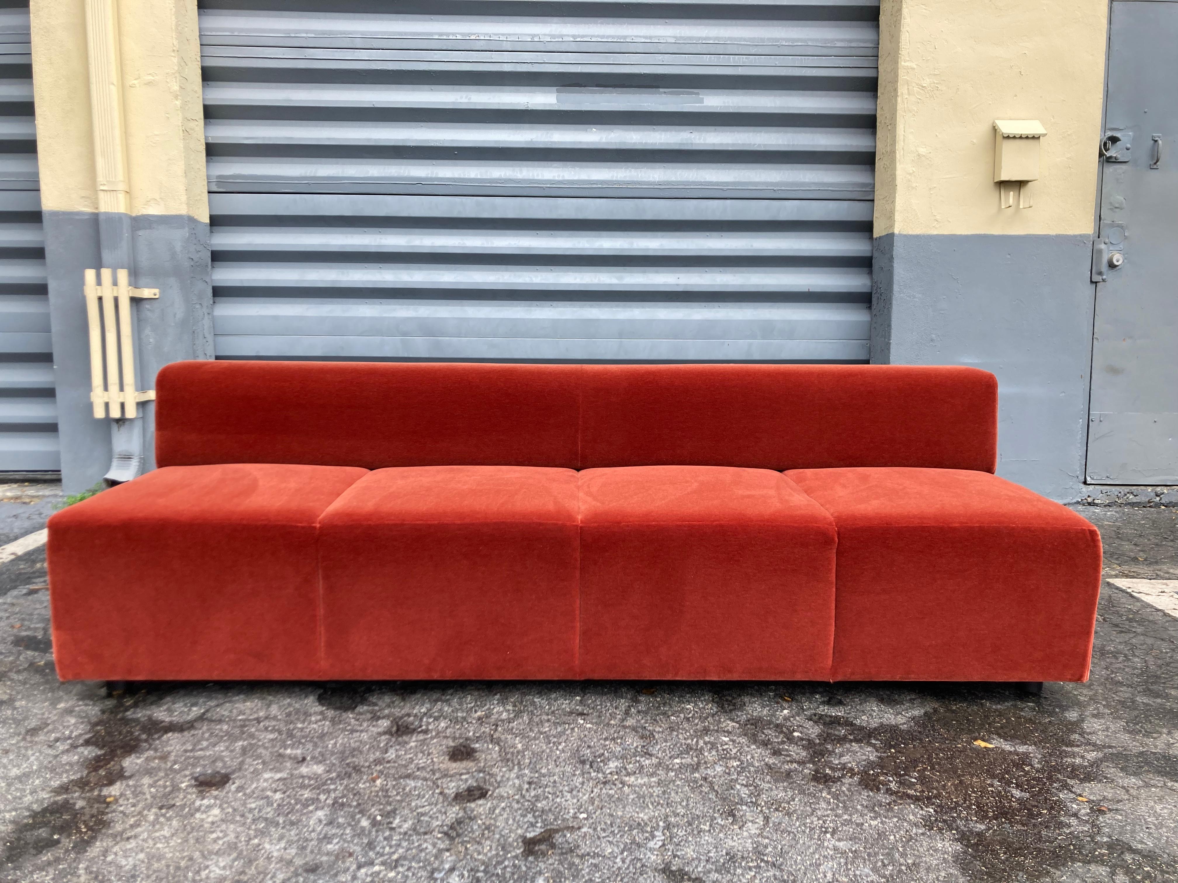 Great Modern Sofa in Burnt Orange Velvet by Steelcase (canapé moderne en velours orange brûlé) en vente 8