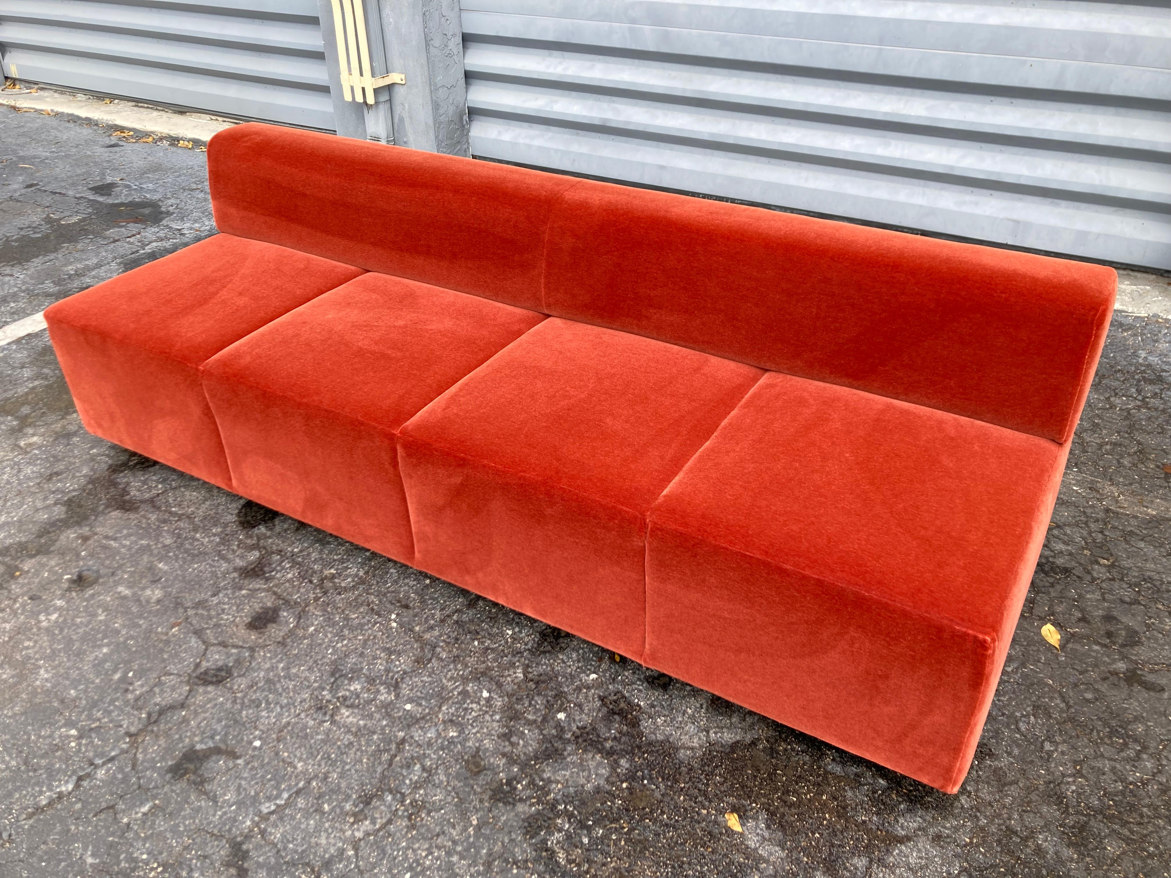 Great Modern Sofa in Burnt Orange Velvet by Steelcase (canapé moderne en velours orange brûlé) en vente 9