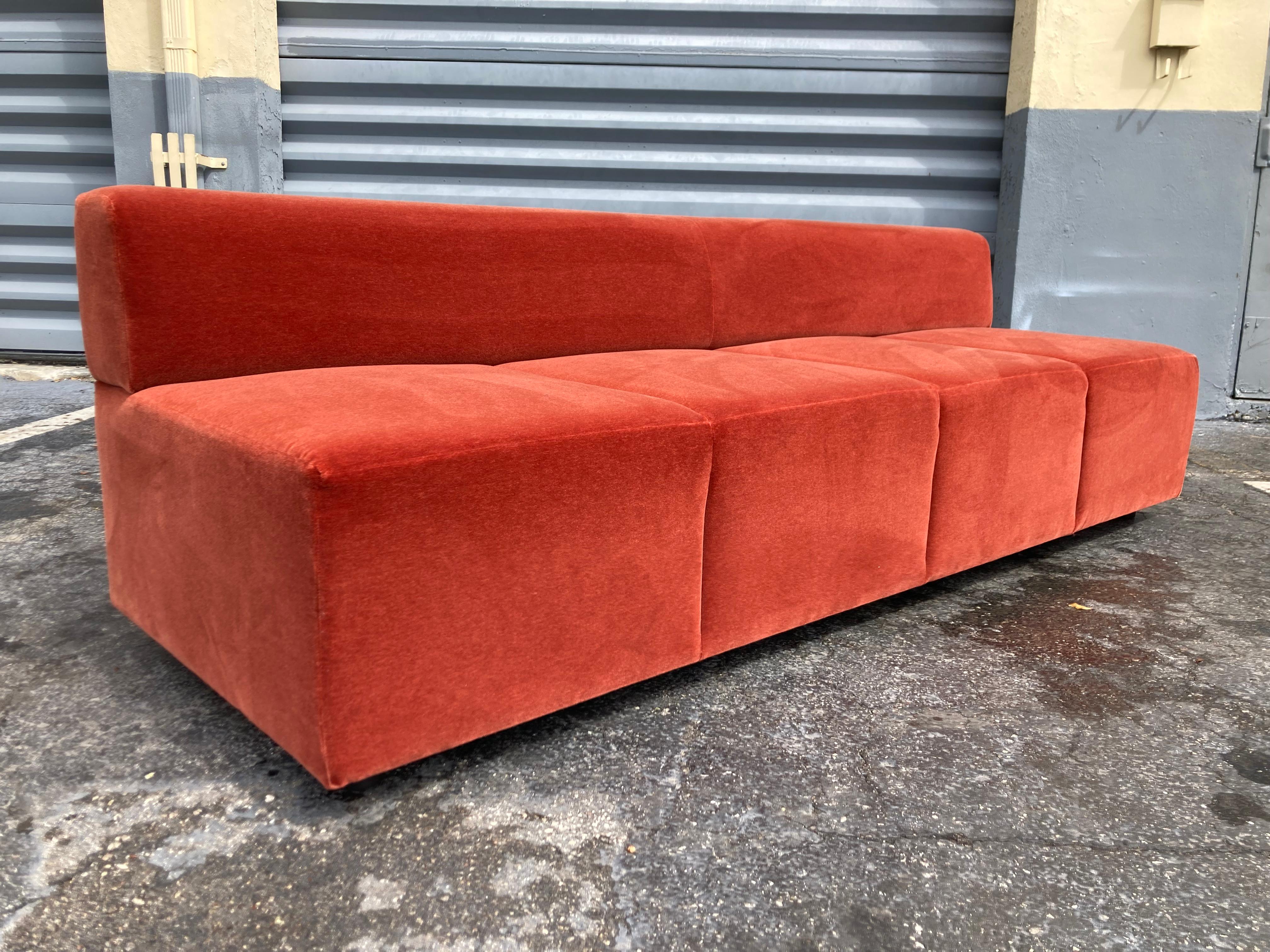 Great Modern Sofa in Burnt Orange Velvet by Steelcase (canapé moderne en velours orange brûlé) en vente 10