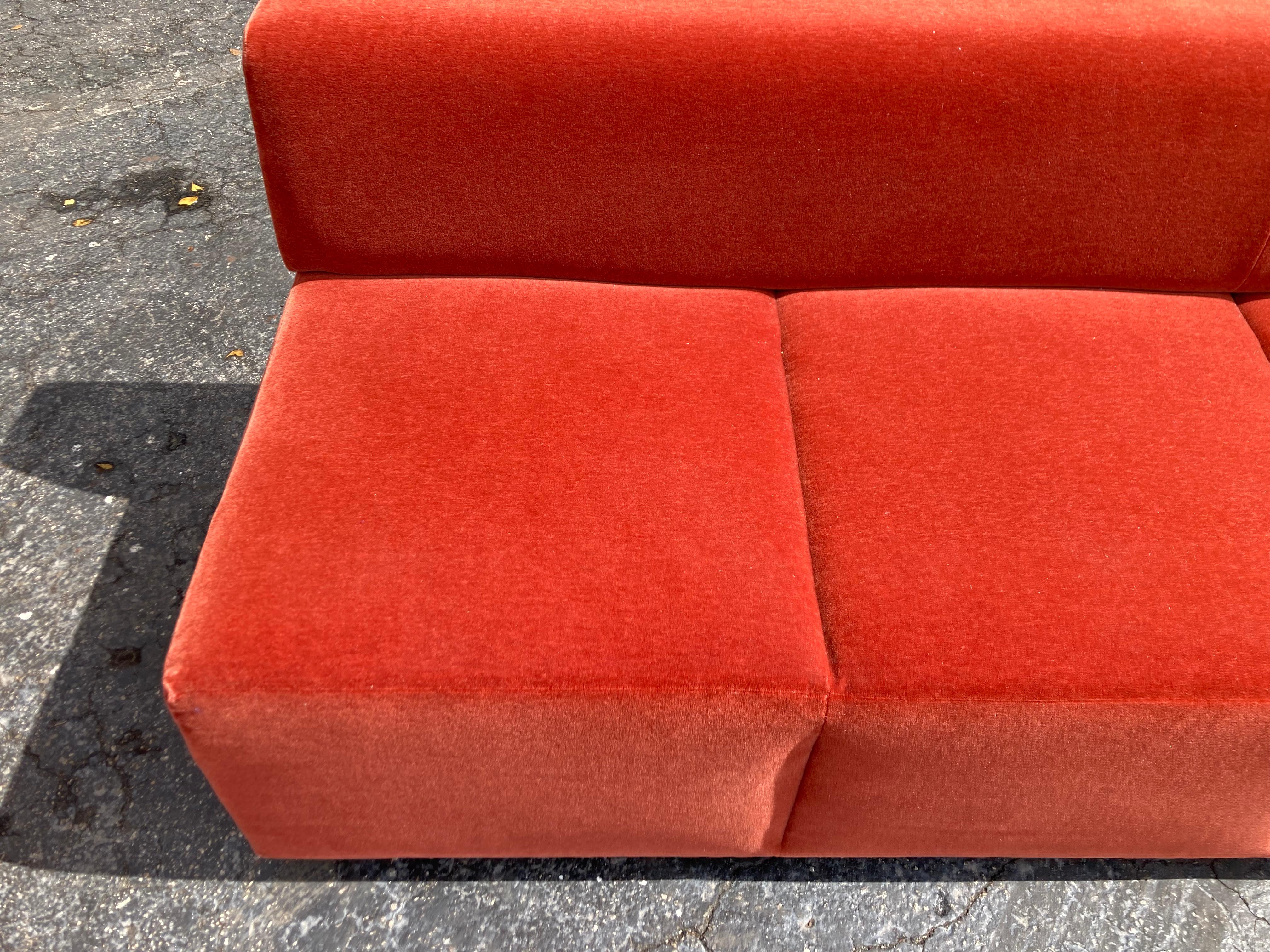 Great Modern Sofa in Burnt Orange Velvet by Steelcase (canapé moderne en velours orange brûlé) en vente 11
