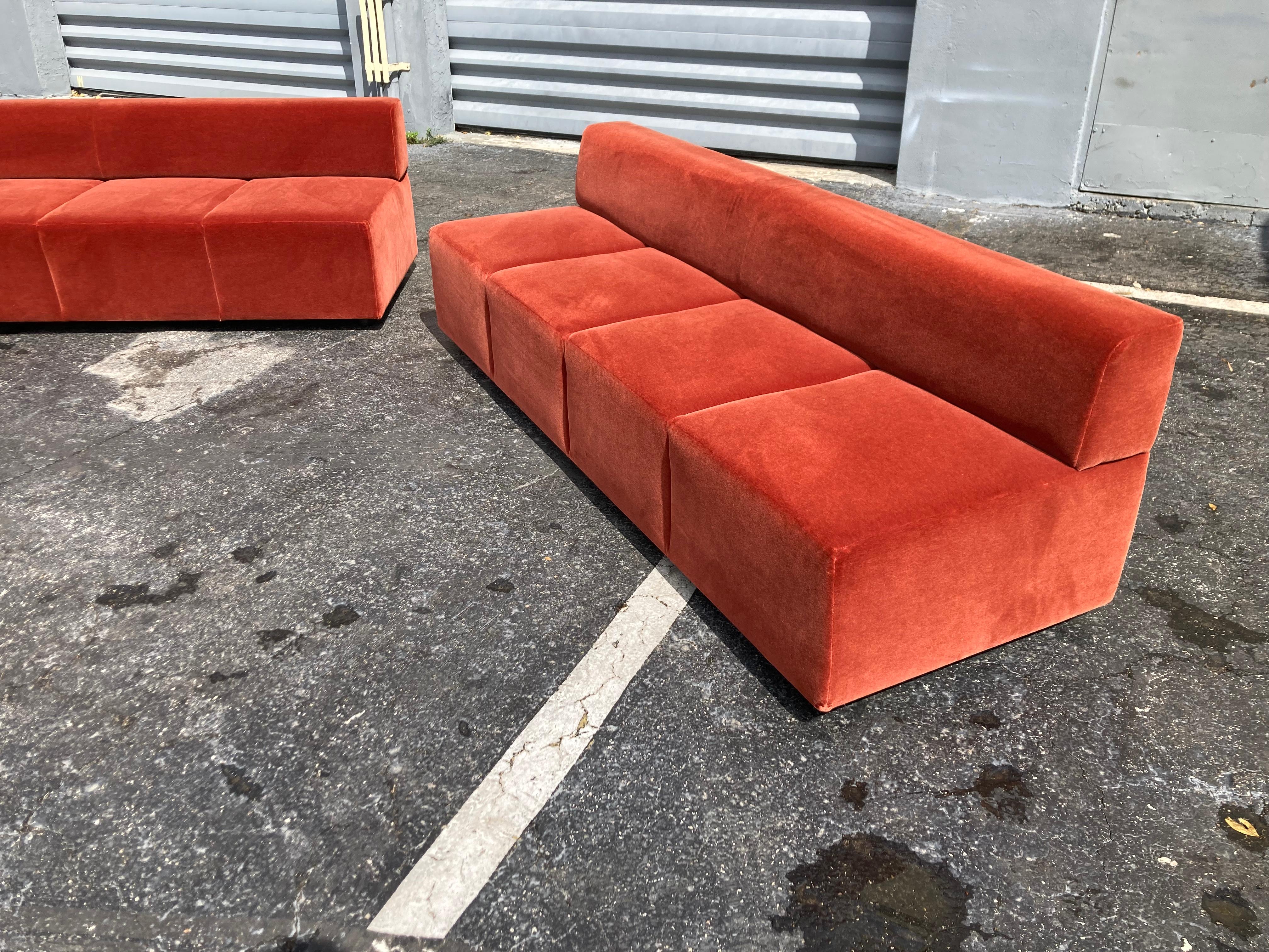 Great Modern Sofa in Burnt Orange Velvet by Steelcase (canapé moderne en velours orange brûlé) en vente 12