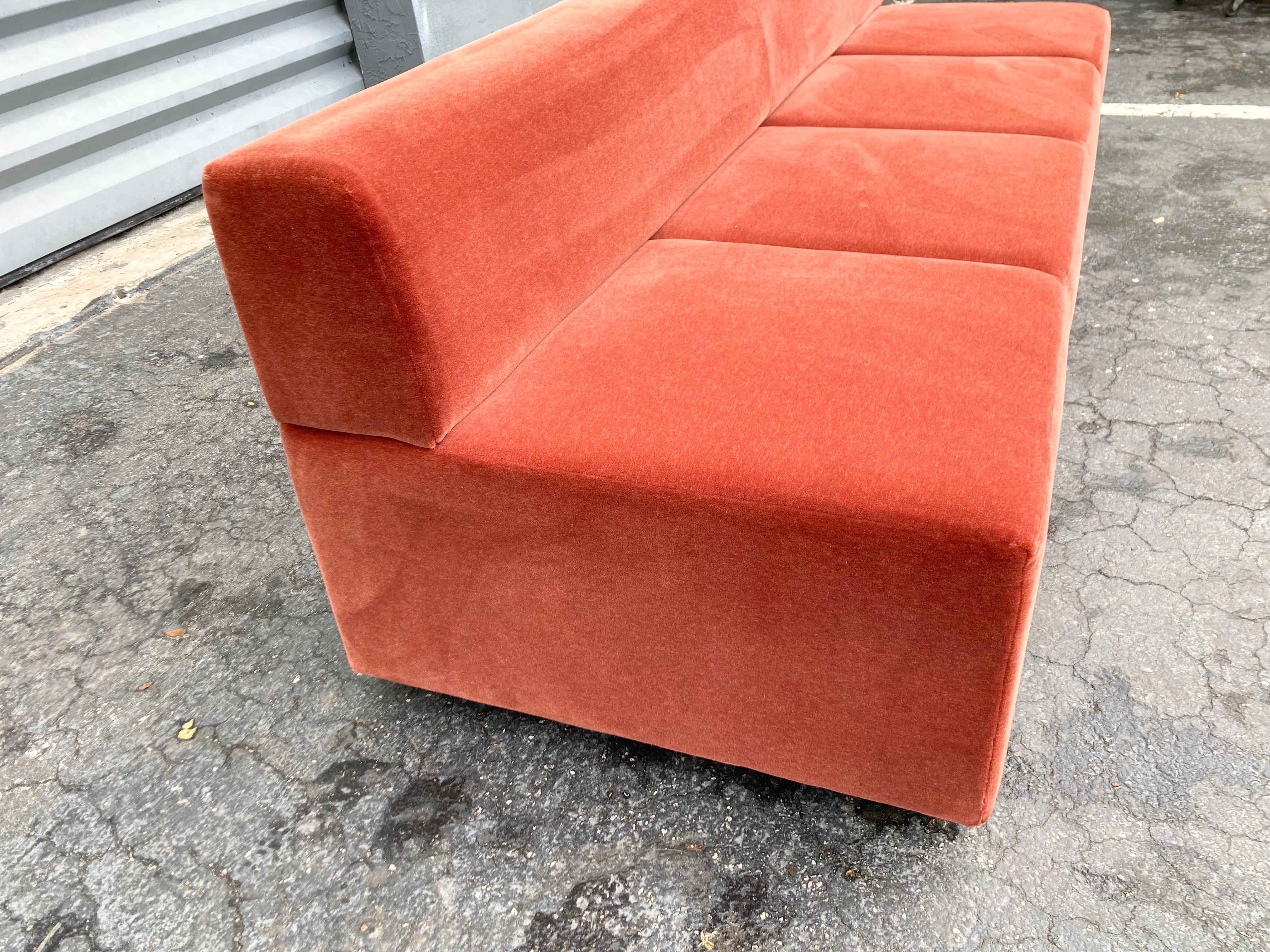 Moderne Great Modern Sofa in Burnt Orange Velvet by Steelcase (canapé moderne en velours orange brûlé) en vente