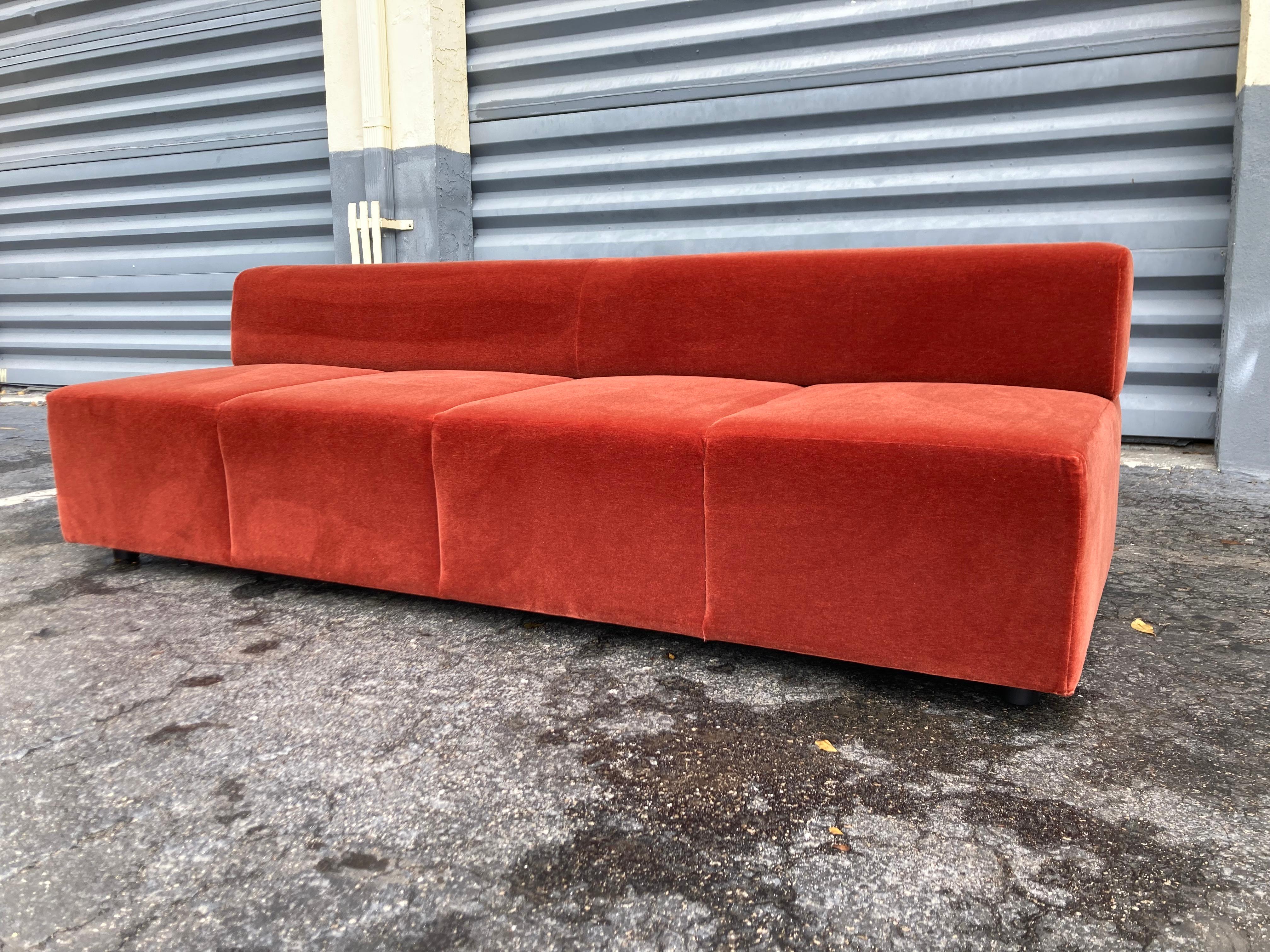 Américain Great Modern Sofa in Burnt Orange Velvet by Steelcase (canapé moderne en velours orange brûlé) en vente
