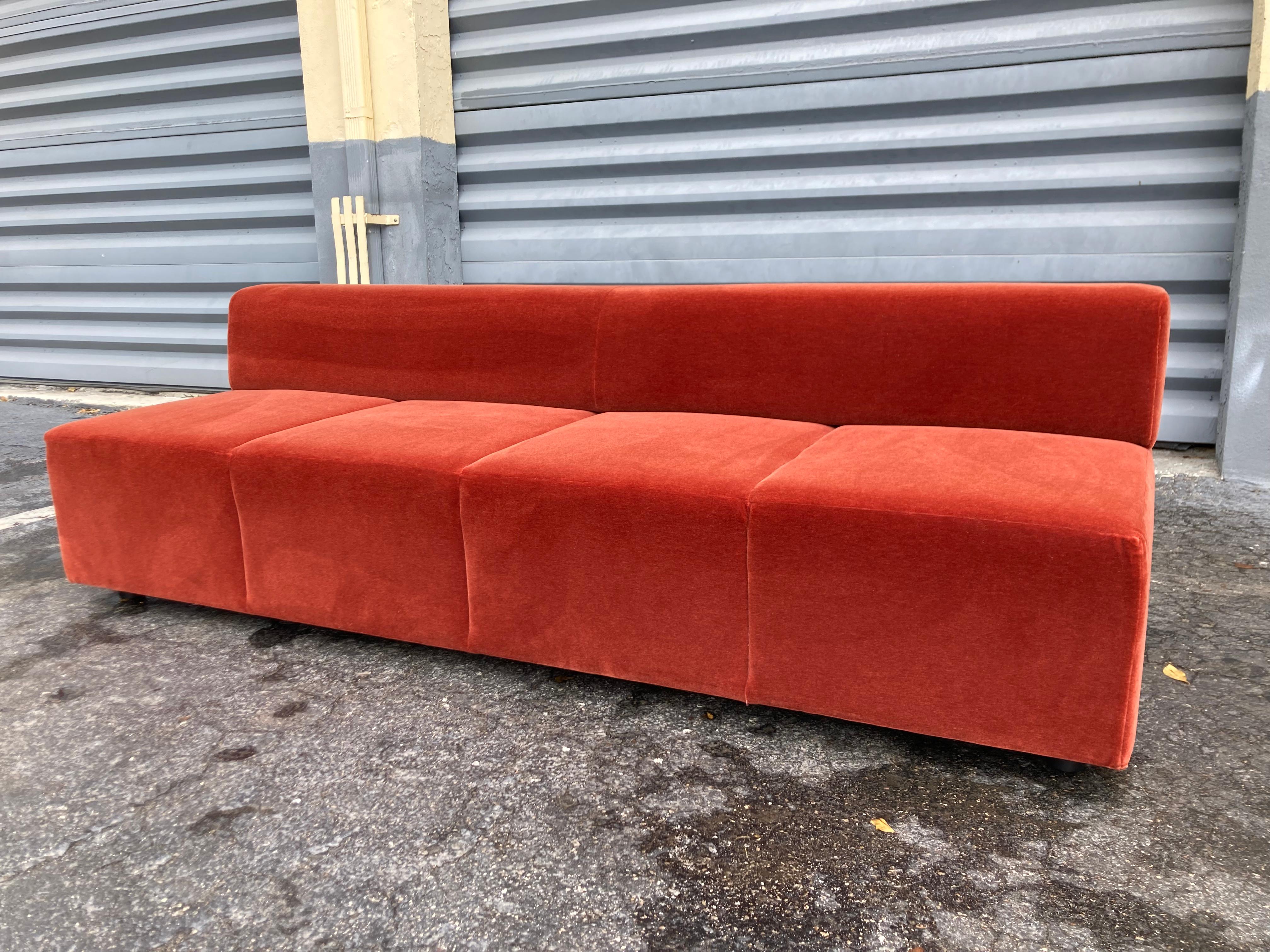 Great Modern Sofa in Burnt Orange Velvet by Steelcase (canapé moderne en velours orange brûlé) Bon état - En vente à Miami, FL
