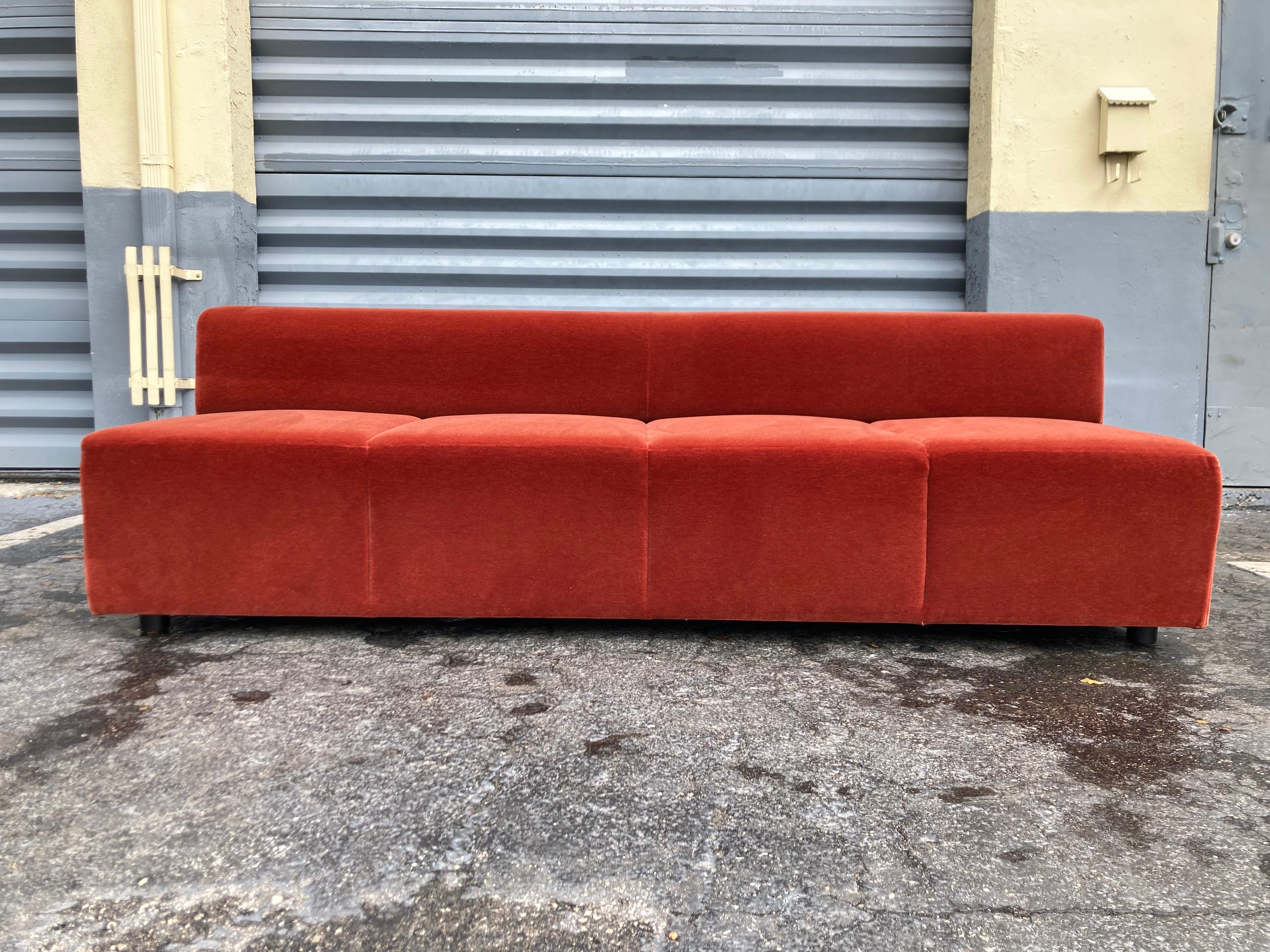 Great Modern Sofa in Burnt Orange Velvet by Steelcase (canapé moderne en velours orange brûlé) en vente 1