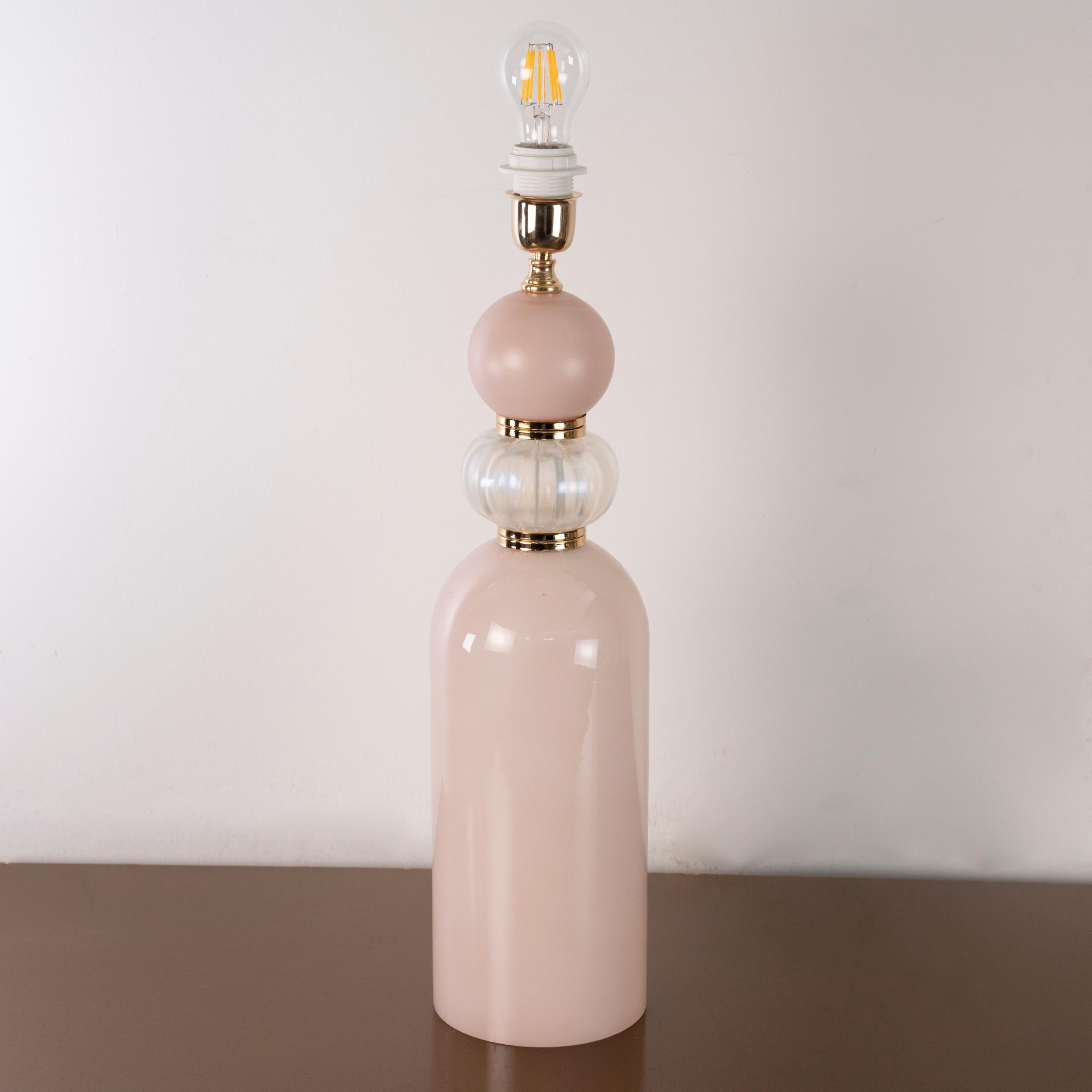 Disponible ahora - Gran lámpara de mesa de cristal rosa y opal de Murano, Vintage Made in Italy en stock.
Estado: prácticamente en perfecto estado y sin usar: sin grandes arañazos, ni defectos, ni grietas, ni piezas que falten.
 
Tipo: Lámpara de