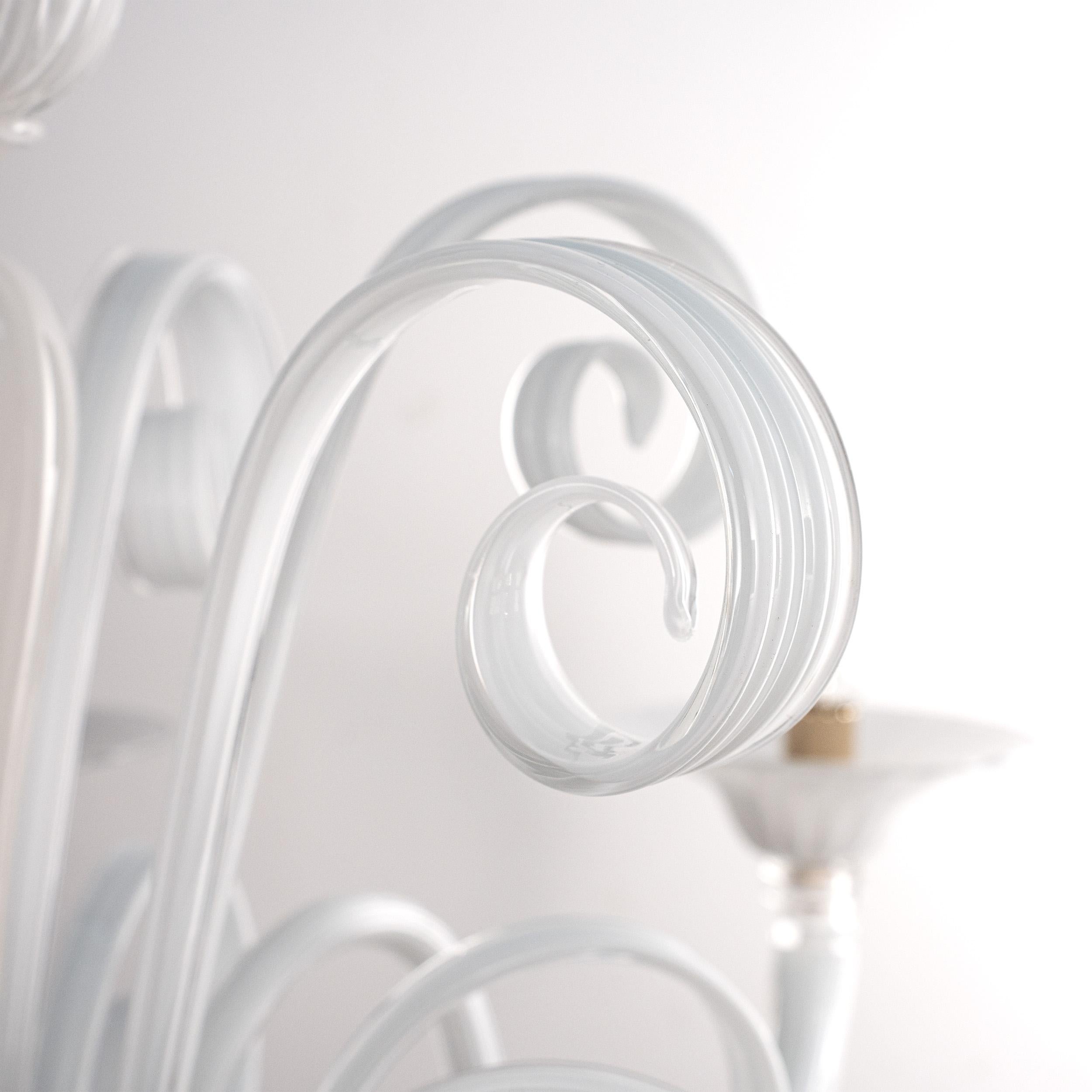 Italiano Grande lampadario in vetro bianco di Murano a 6 luci, Vintage Made in Italy, in stock in vendita