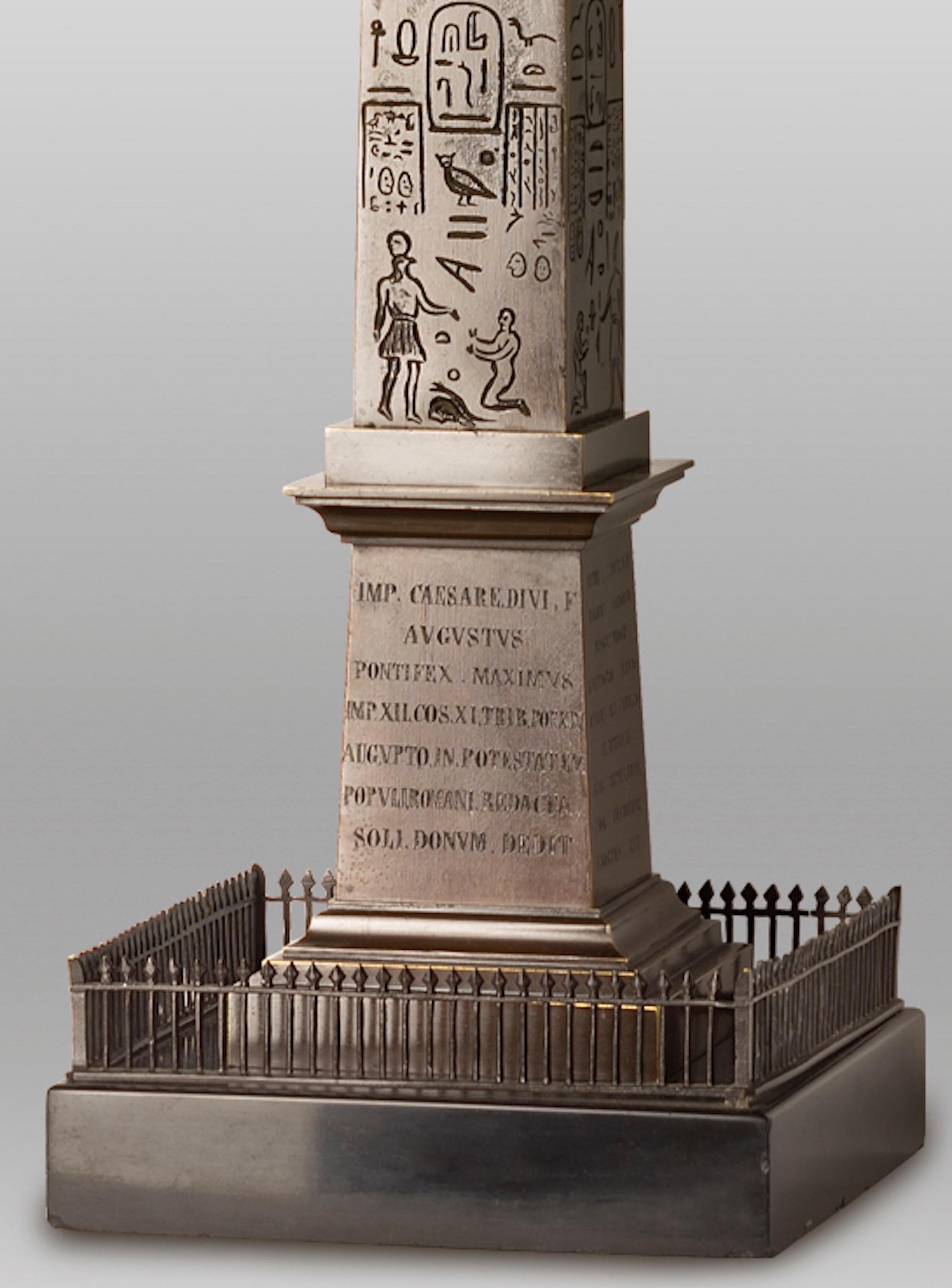Großer Obelisk aus patinierter Bronze, erste Hälfte des 19. Jahrhunderts.
Nach dem Original auf der Piazza del Popolo in Rom.

 