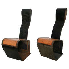 Excellente paire de chaises en cuir et acier