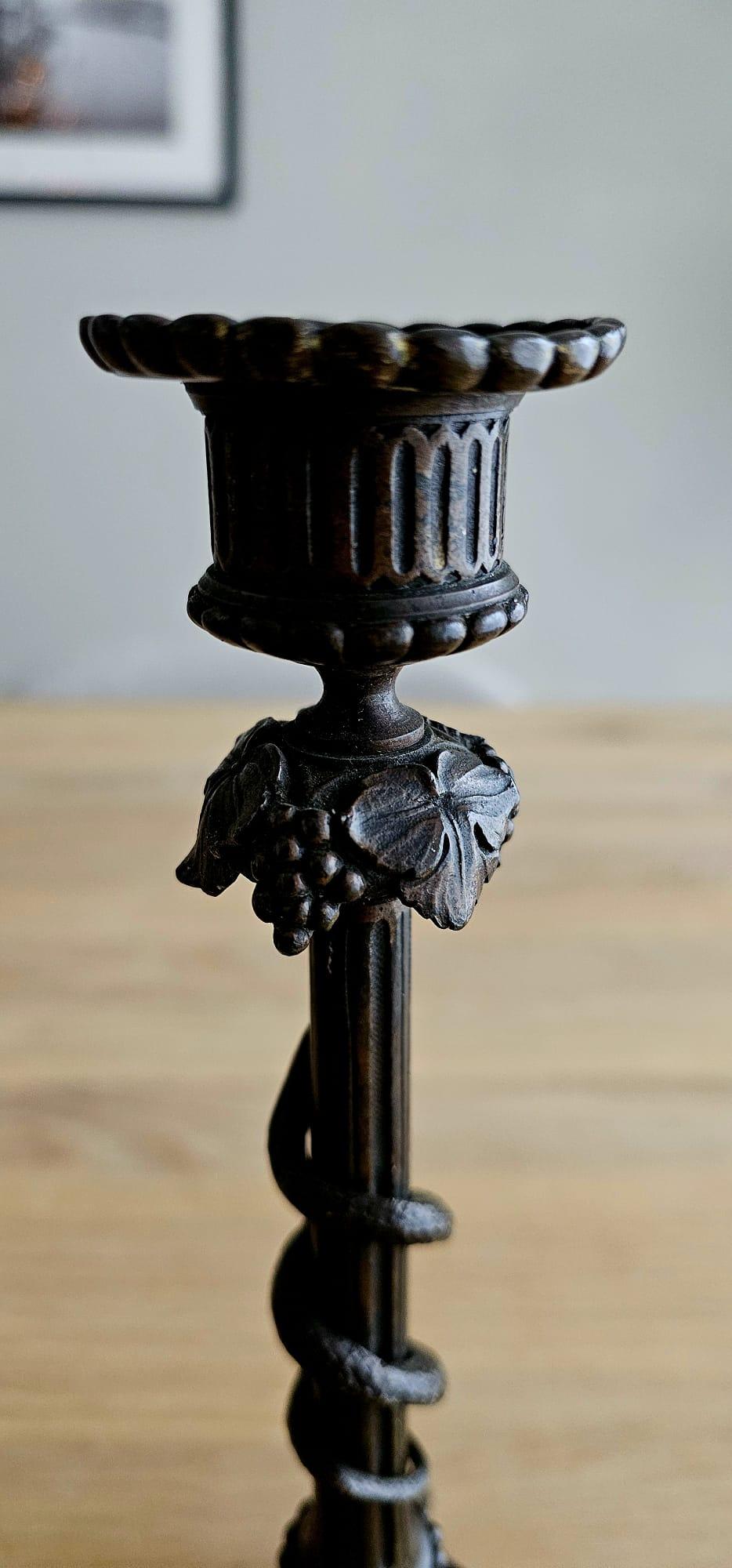 Grande coppia di antichi candelabri in bronzo del XIX secolo con sculture di fenice in vendita 9