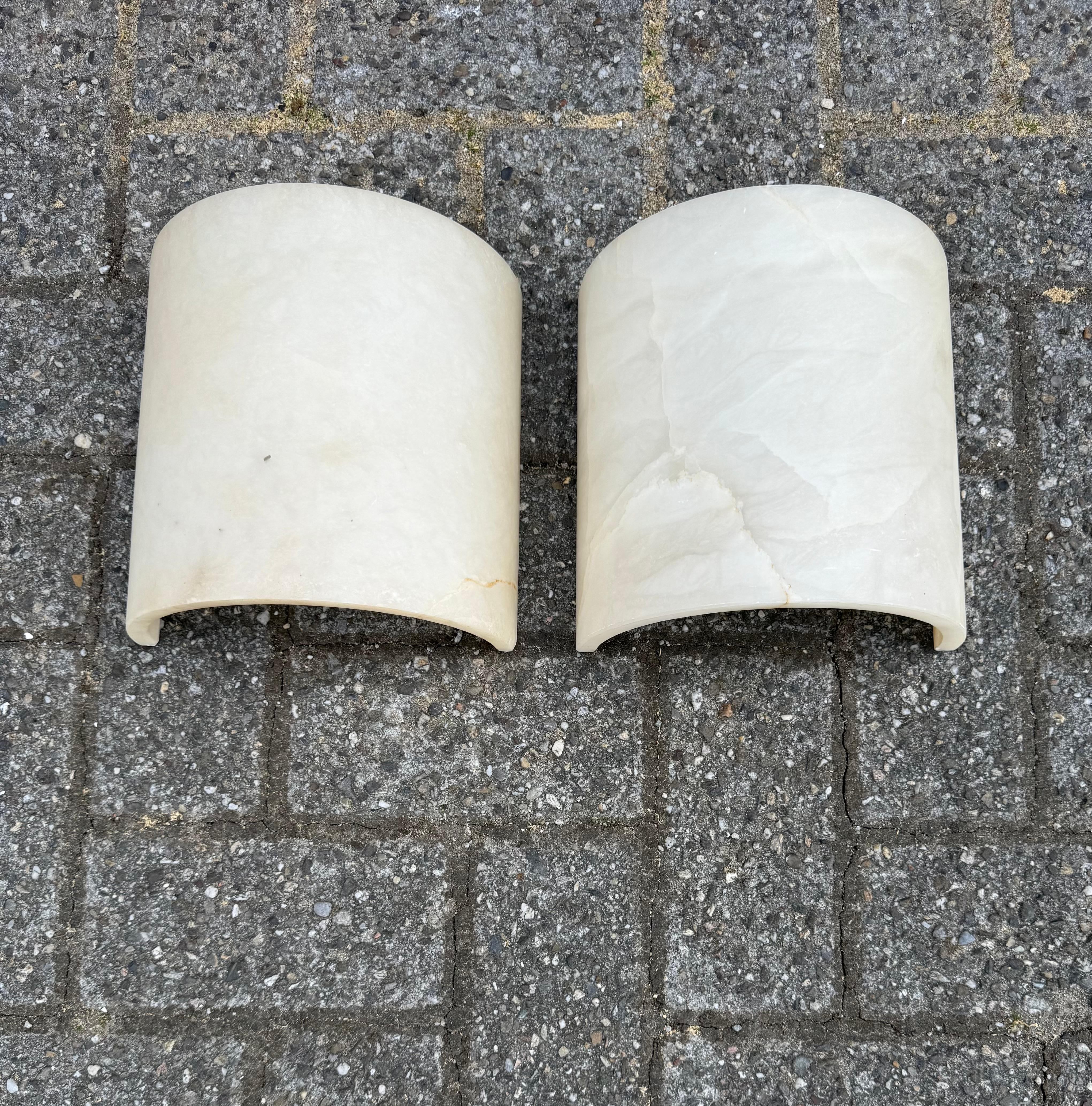 Pareja artesanal y muy elegante de apliques de pared de alabastro de 2 luces (arriba y abajo) fabricados a mediados de siglo.

Si buscas un par de apliques de gran forma, buen estado y tamaño práctico para adornar tu vivienda, estos apliques de