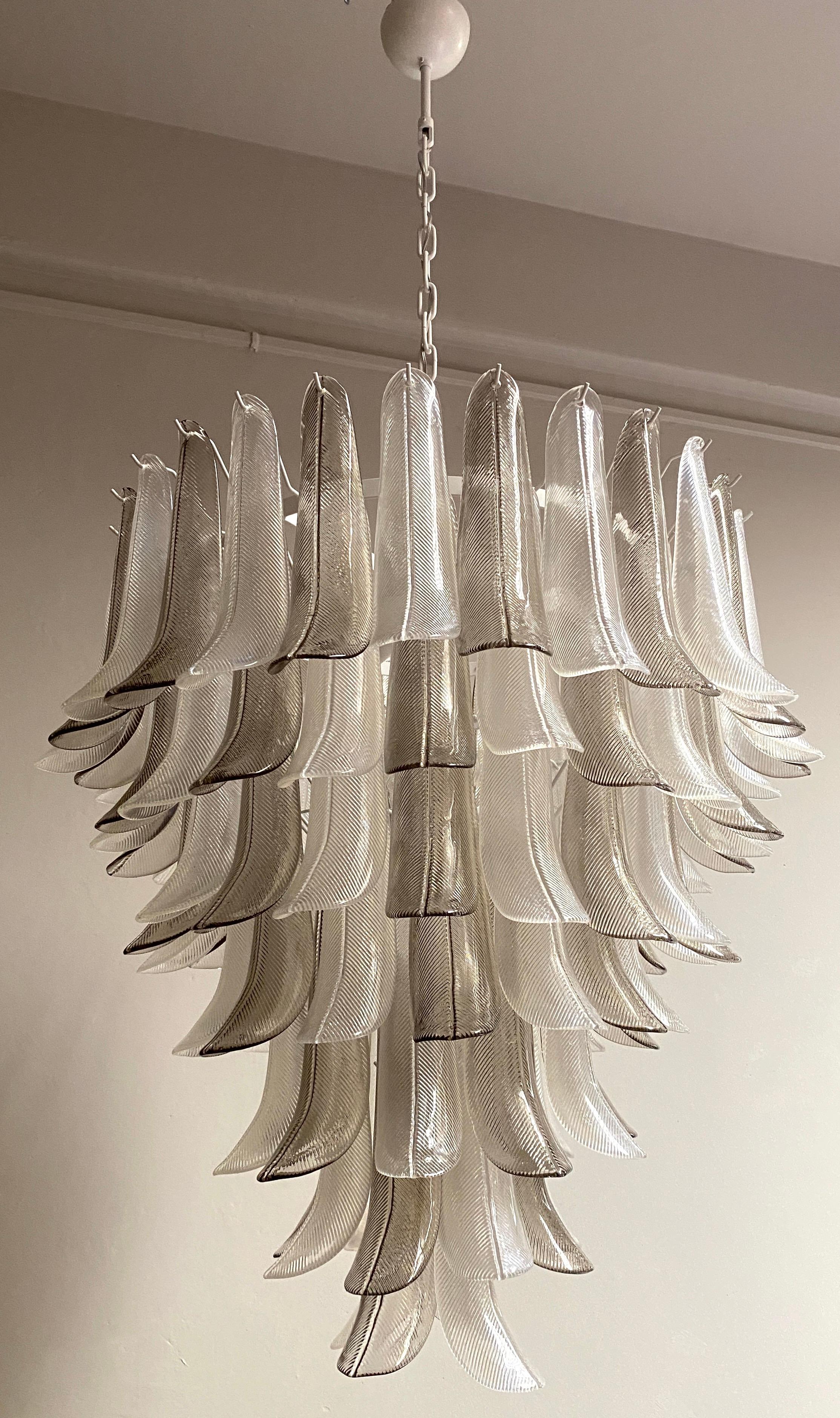 Great Pair of Chandeliers in Precious Murano Glass For Sale 5