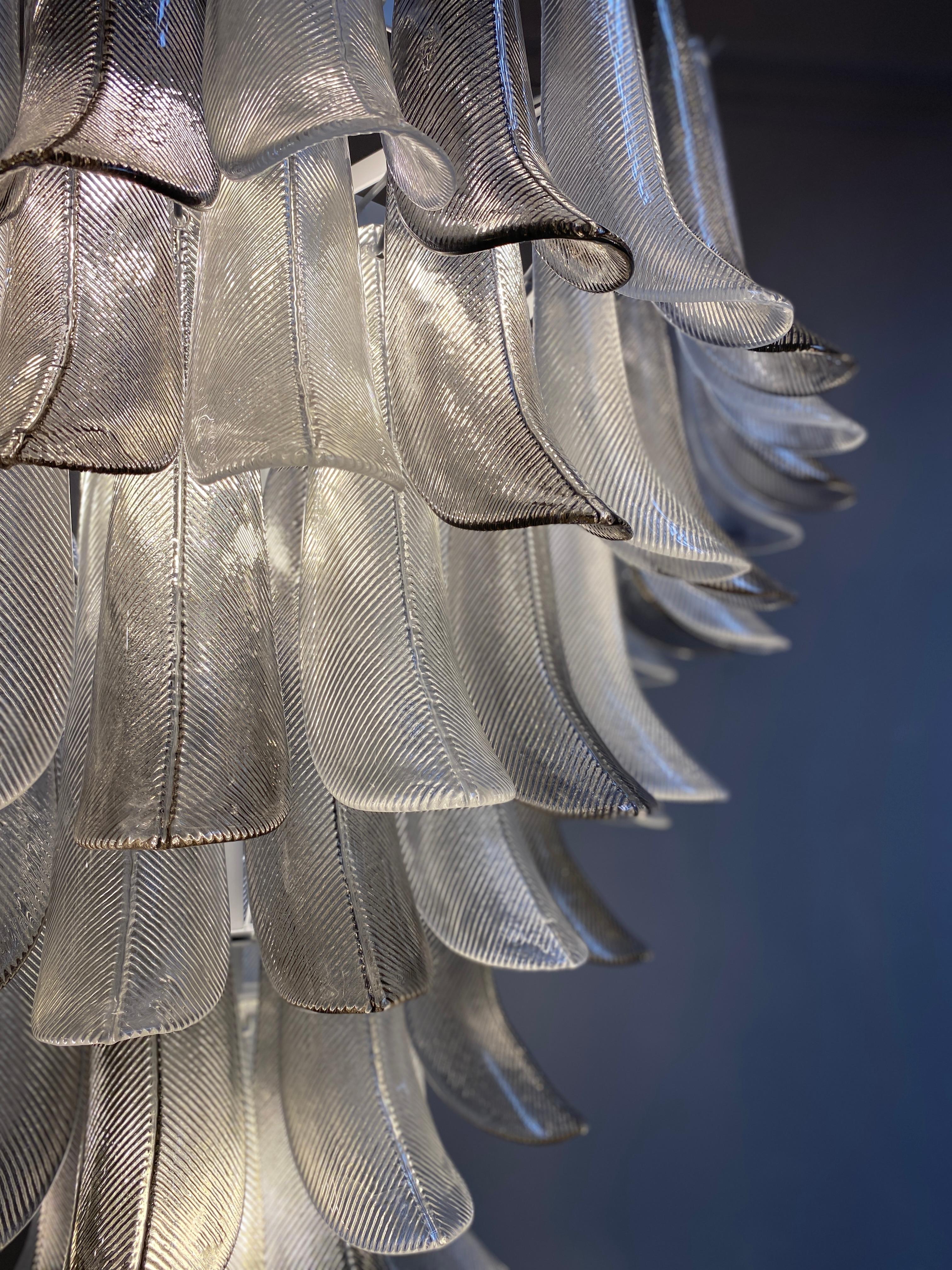 Great Pair of Chandeliers in Precious Murano Glass For Sale 7