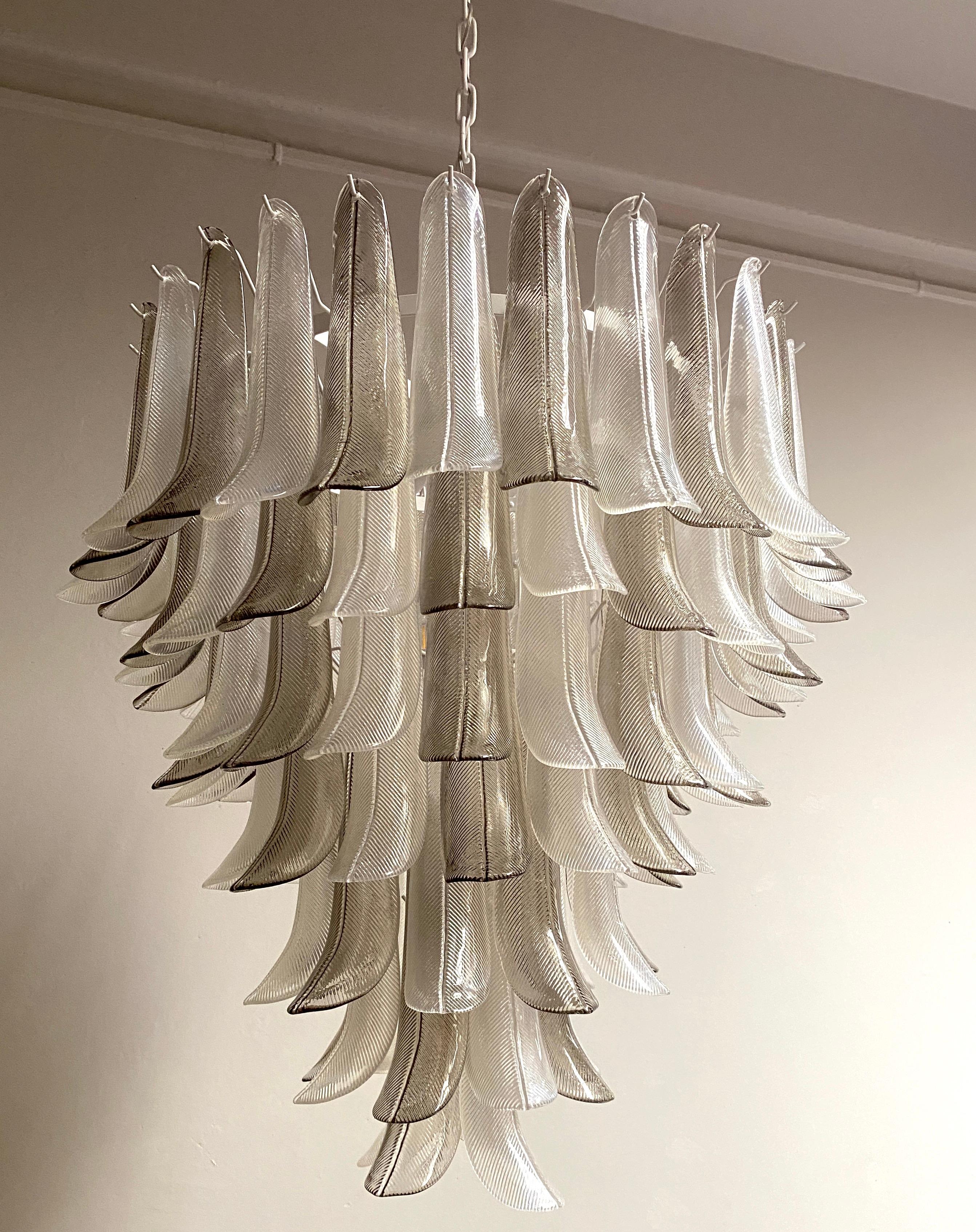 Great Pair of Chandeliers in Precious Murano Glass In Excellent Condition For Sale In Rome, IT