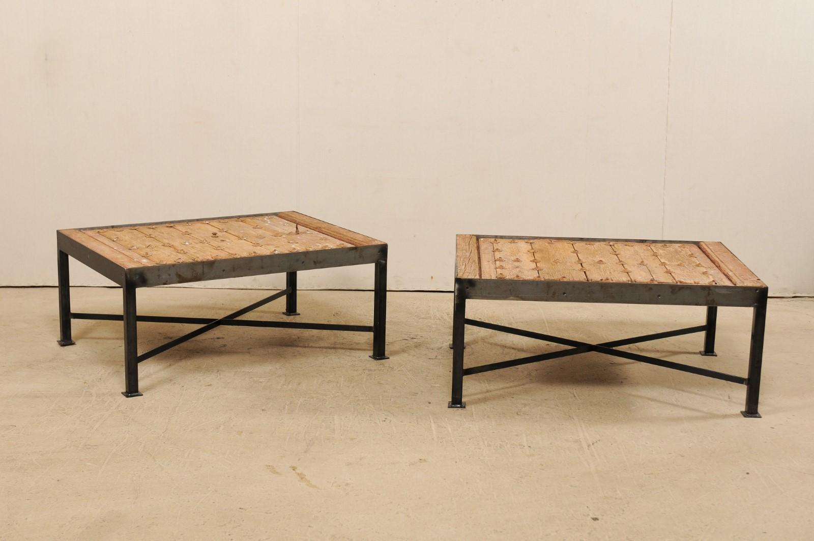 Il s'agit d'une paire de tables basses faites sur mesure à partir d'une porte espagnole du 18ème siècle. Ces tables basses uniques ont été façonnées à partir d'une porte espagnole du XVIIIe siècle, avec un plateau en planches de bois, à la patine