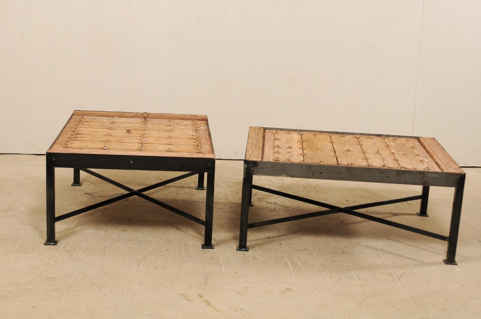 Espagnol Superbe paire de tables basses avec plateaux de porte espagnoles du 18ème siècle sur bases en fer personnalisées en vente