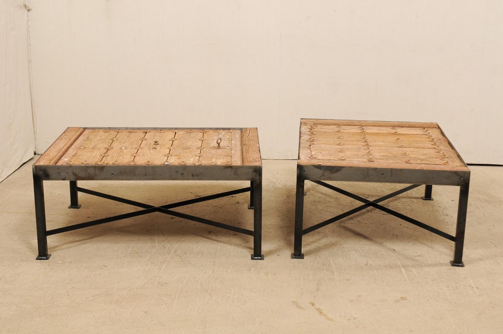Sculpté Superbe paire de tables basses avec plateaux de porte espagnoles du 18ème siècle sur bases en fer personnalisées en vente