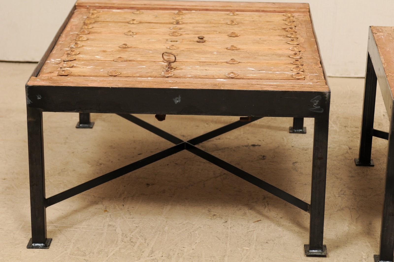 Fer Superbe paire de tables basses avec plateaux de porte espagnoles du 18ème siècle sur bases en fer personnalisées en vente