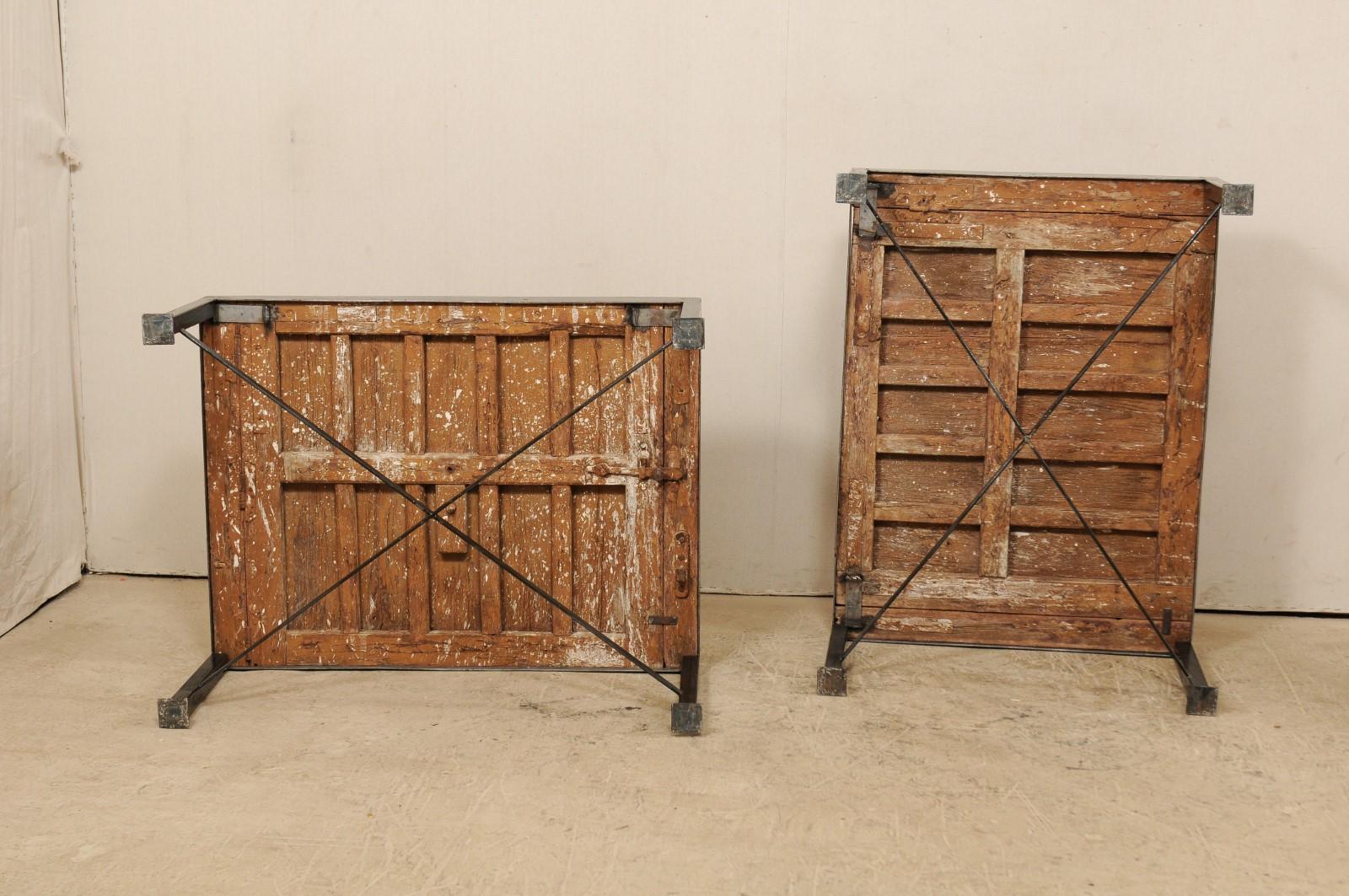 Superbe paire de tables basses avec plateaux de porte espagnoles du 18ème siècle sur bases en fer personnalisées en vente 1