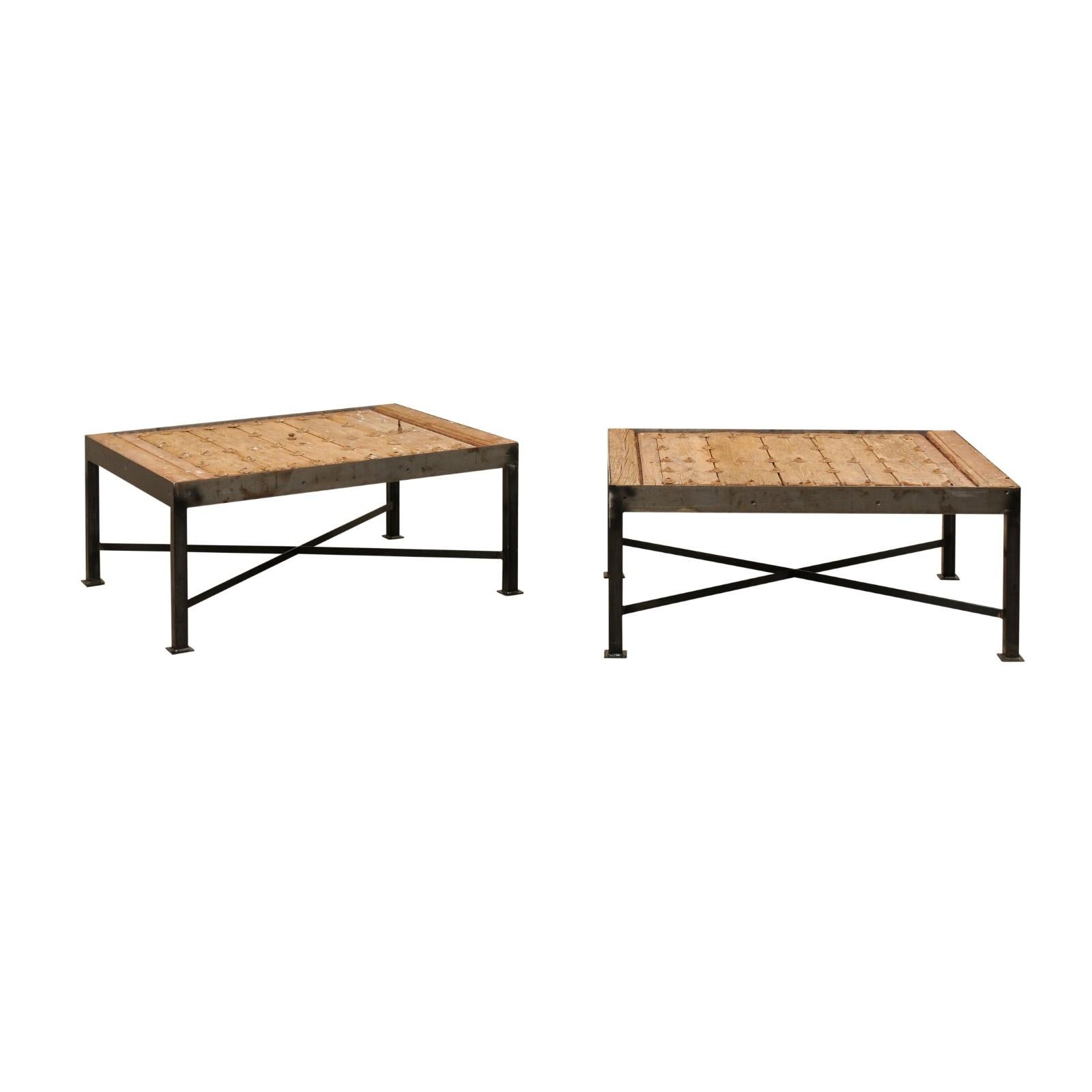 Superbe paire de tables basses avec plateaux de porte espagnoles du 18ème siècle sur bases en fer personnalisées en vente
